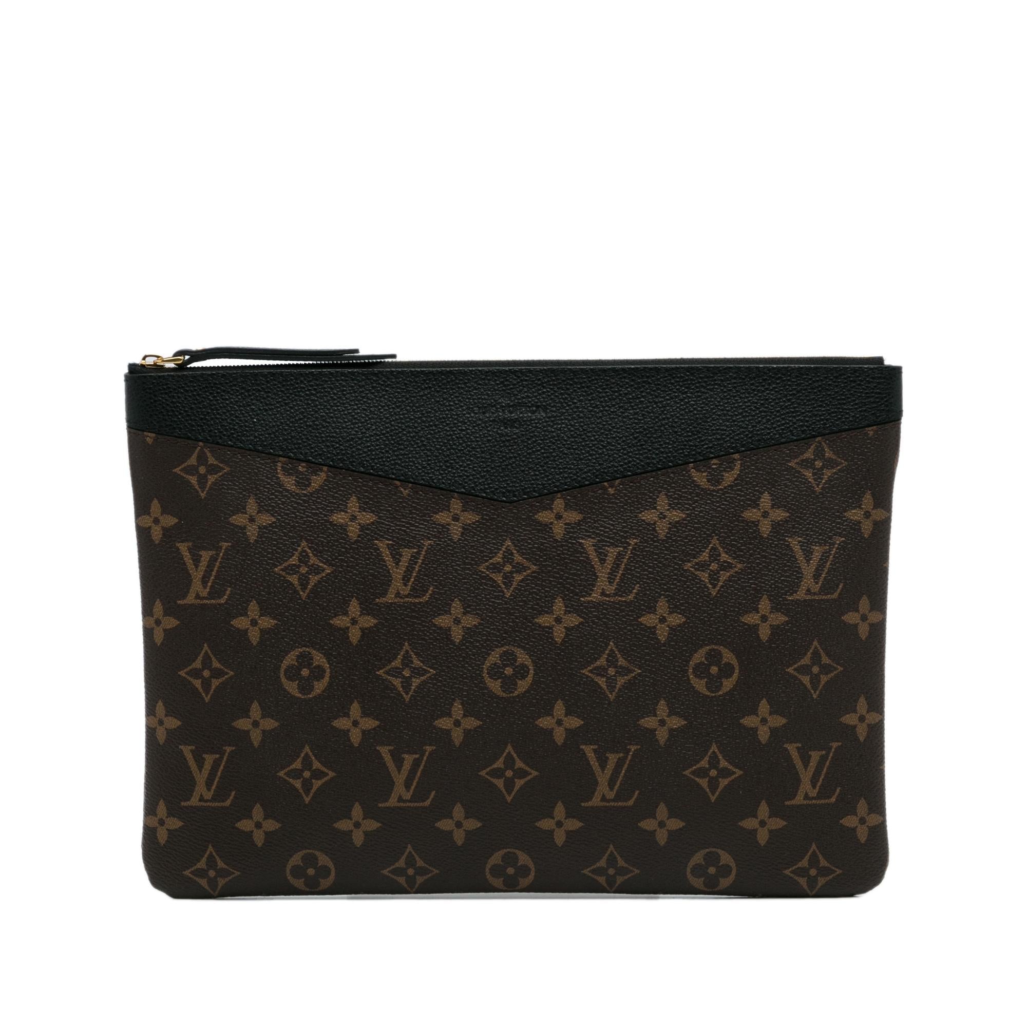 Louis Vuitton Monogram Daily Pouch (SHG-gztsSQ)