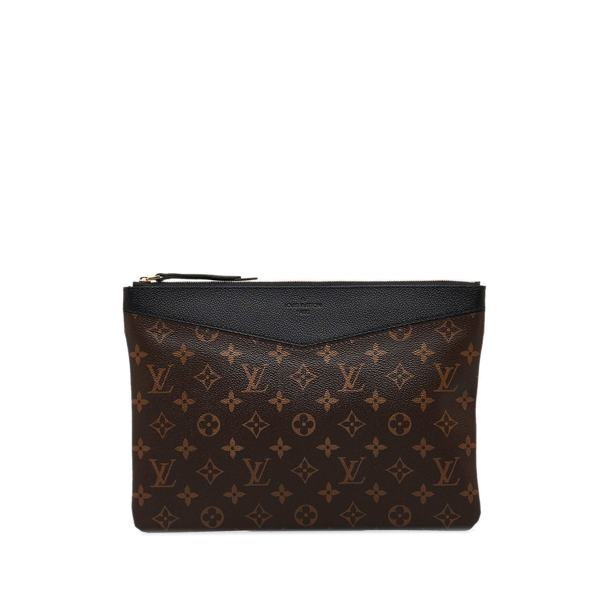 Louis Vuitton Monogram Daily Pouch (SHG-RzJs7T)