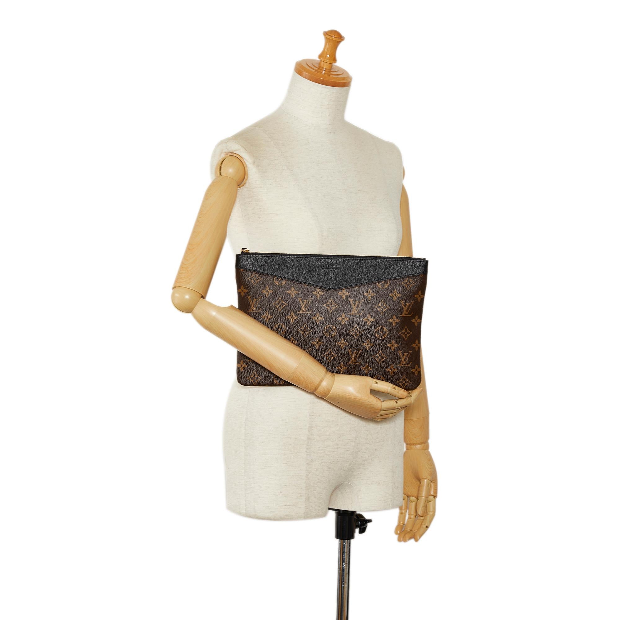 Louis Vuitton Monogram Daily Pouch (SHG-RzJs7T)