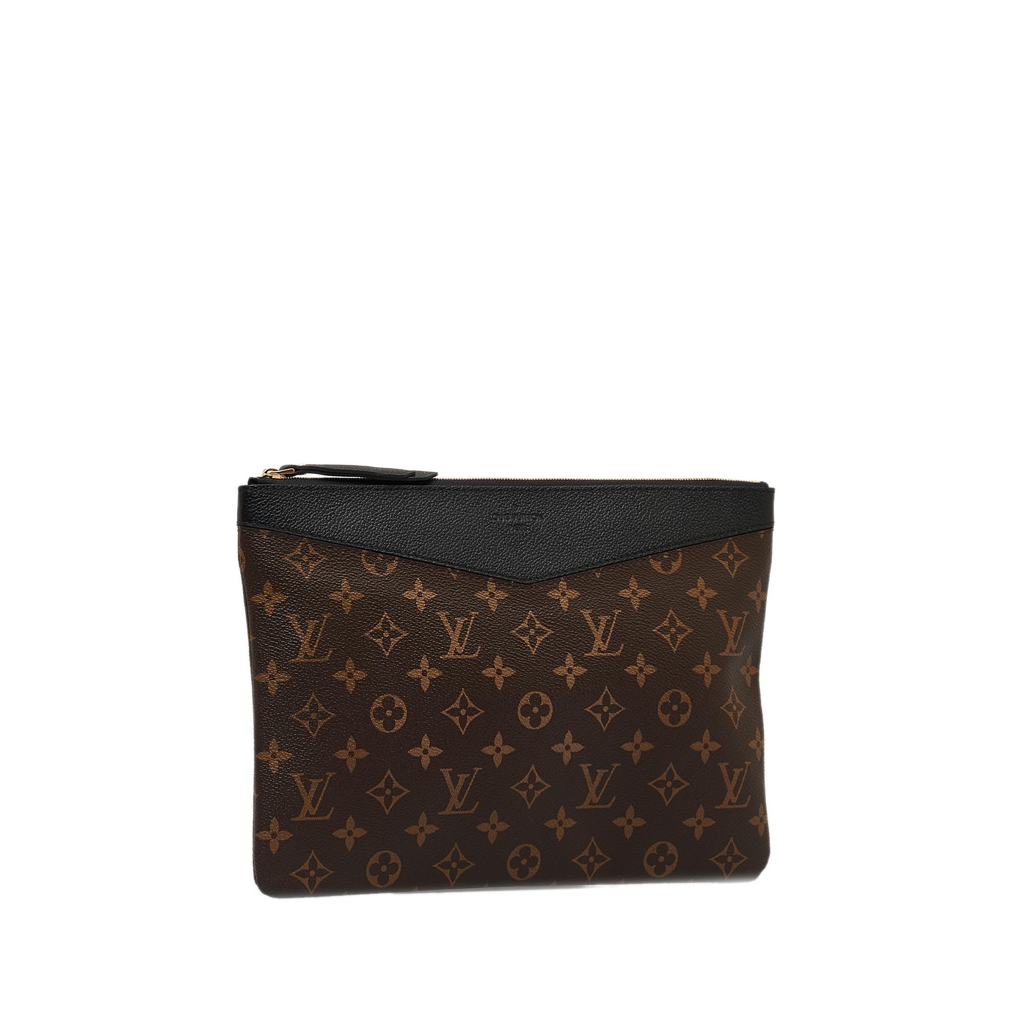Louis Vuitton Monogram Daily Pouch (SHG-RzJs7T)