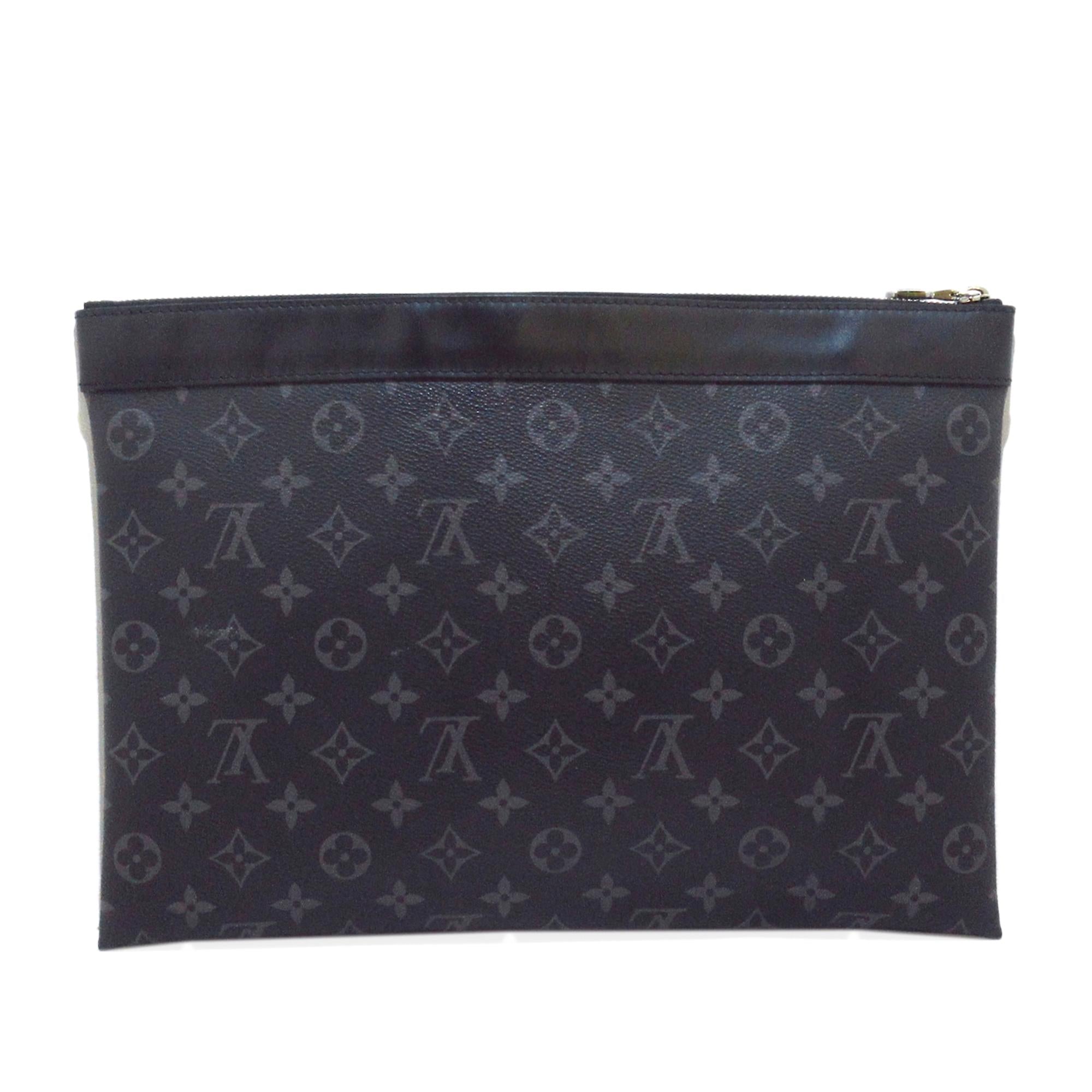 Louis Vuitton Monogram Eclipse Discovery Pochette GM (SHG-EvPn9B)