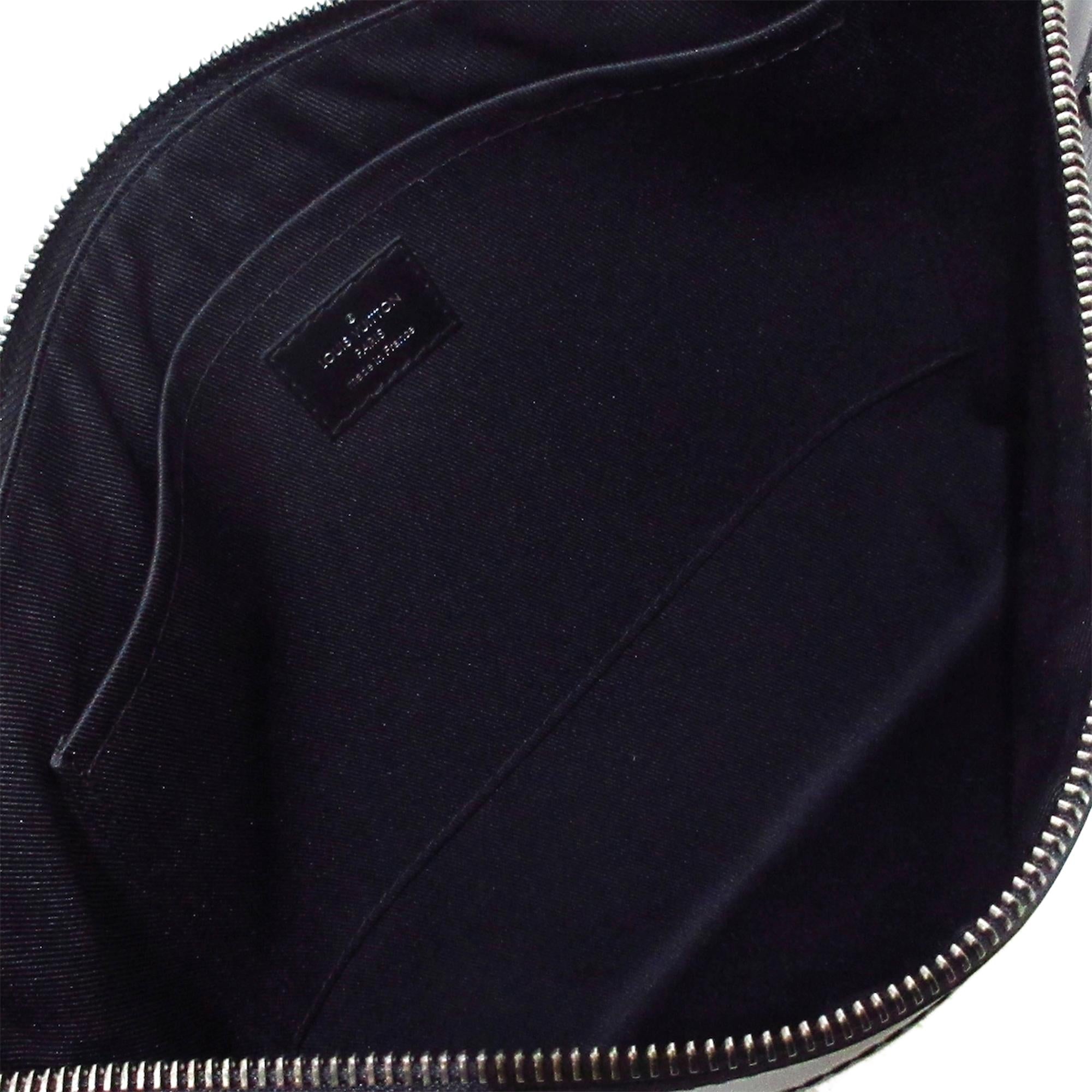 Louis Vuitton Monogram Eclipse Discovery Pochette GM (SHG-EvPn9B)