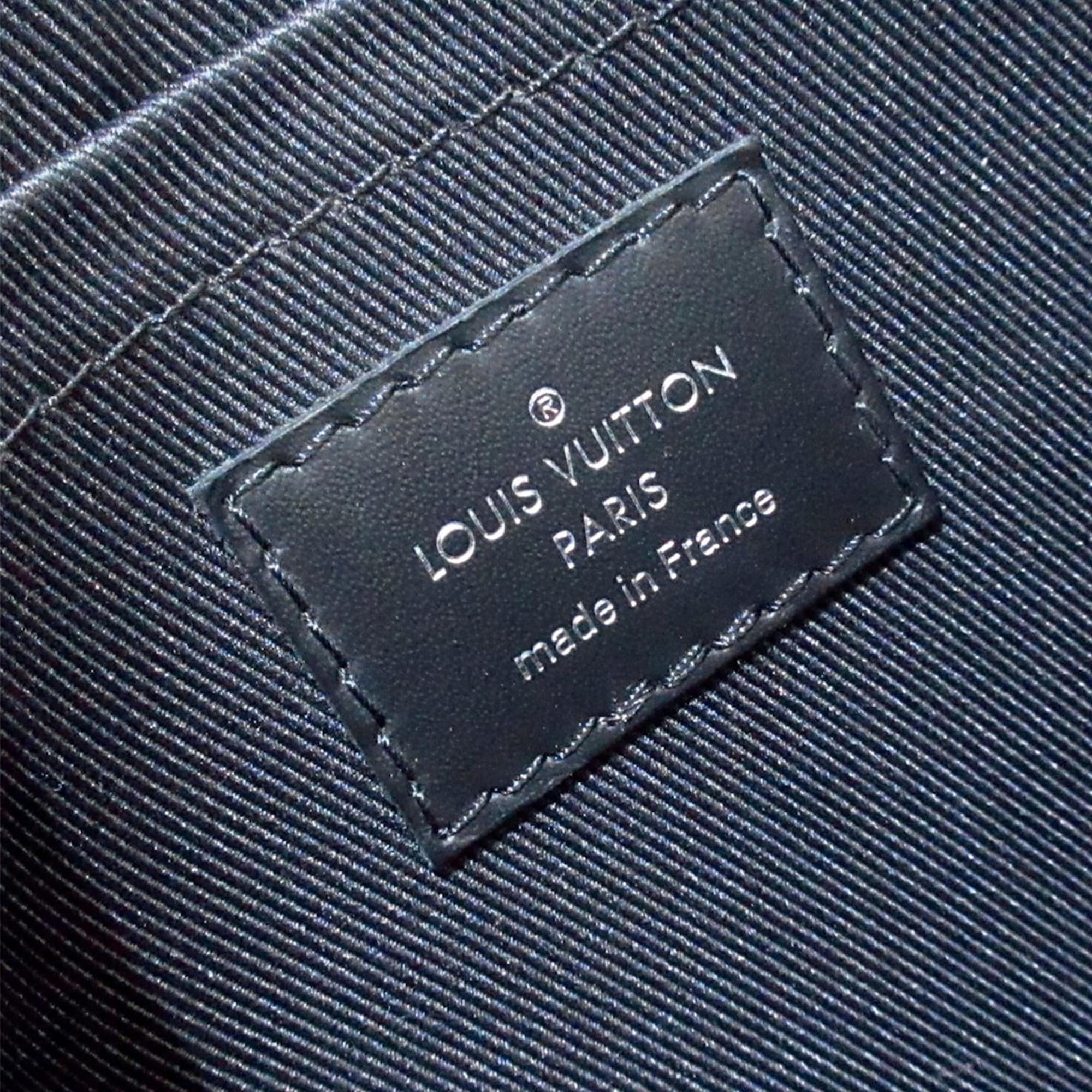 Louis Vuitton Monogram Eclipse Discovery Pochette GM (SHG-EvPn9B)
