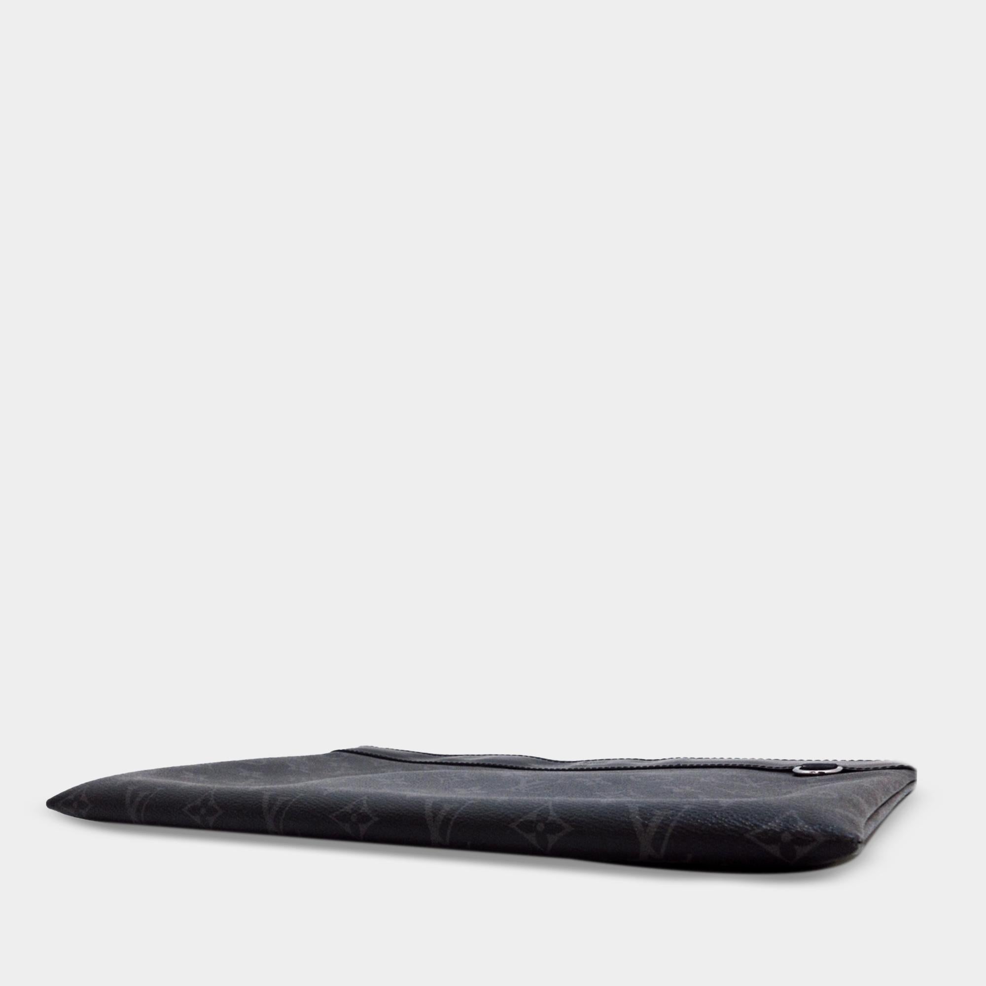 Louis Vuitton Monogram Eclipse Discovery Pochette GM (SHG-jm4vmb)