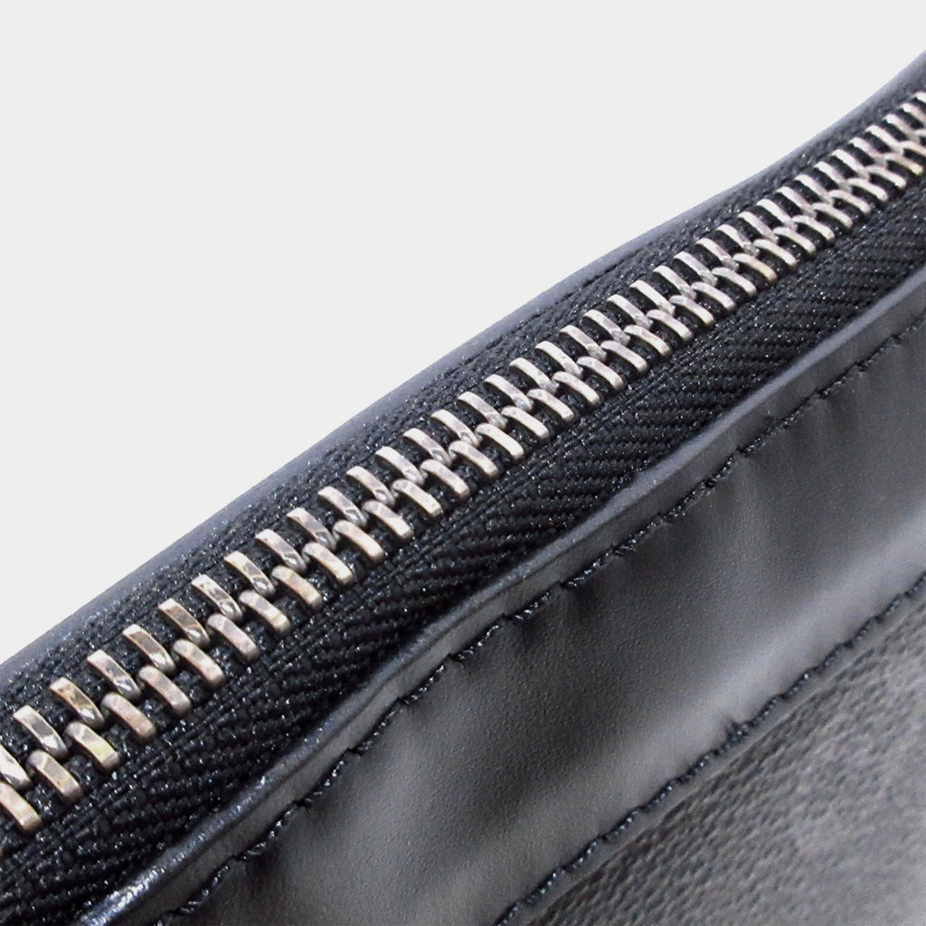 Louis Vuitton Monogram Eclipse Discovery Pochette GM (SHG-jm4vmb)