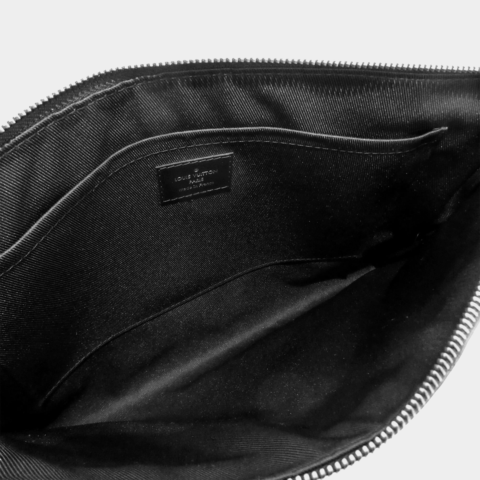 Louis Vuitton Monogram Eclipse Discovery Pochette GM (SHG-jm4vmb)