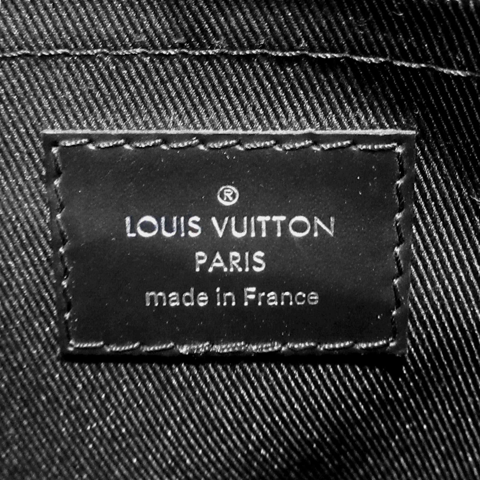 Louis Vuitton Monogram Eclipse Discovery Pochette GM (SHG-jm4vmb)