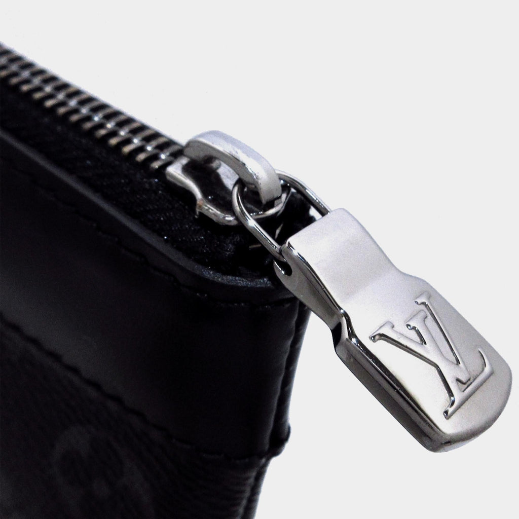 Louis Vuitton Monogram Eclipse Discovery Pochette GM (SHG-jm4vmb)