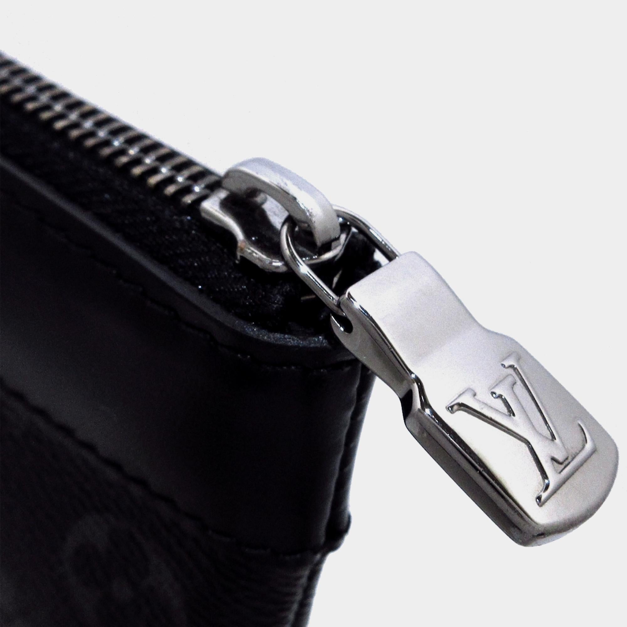 Louis Vuitton Monogram Eclipse Discovery Pochette GM (SHG-jm4vmb)