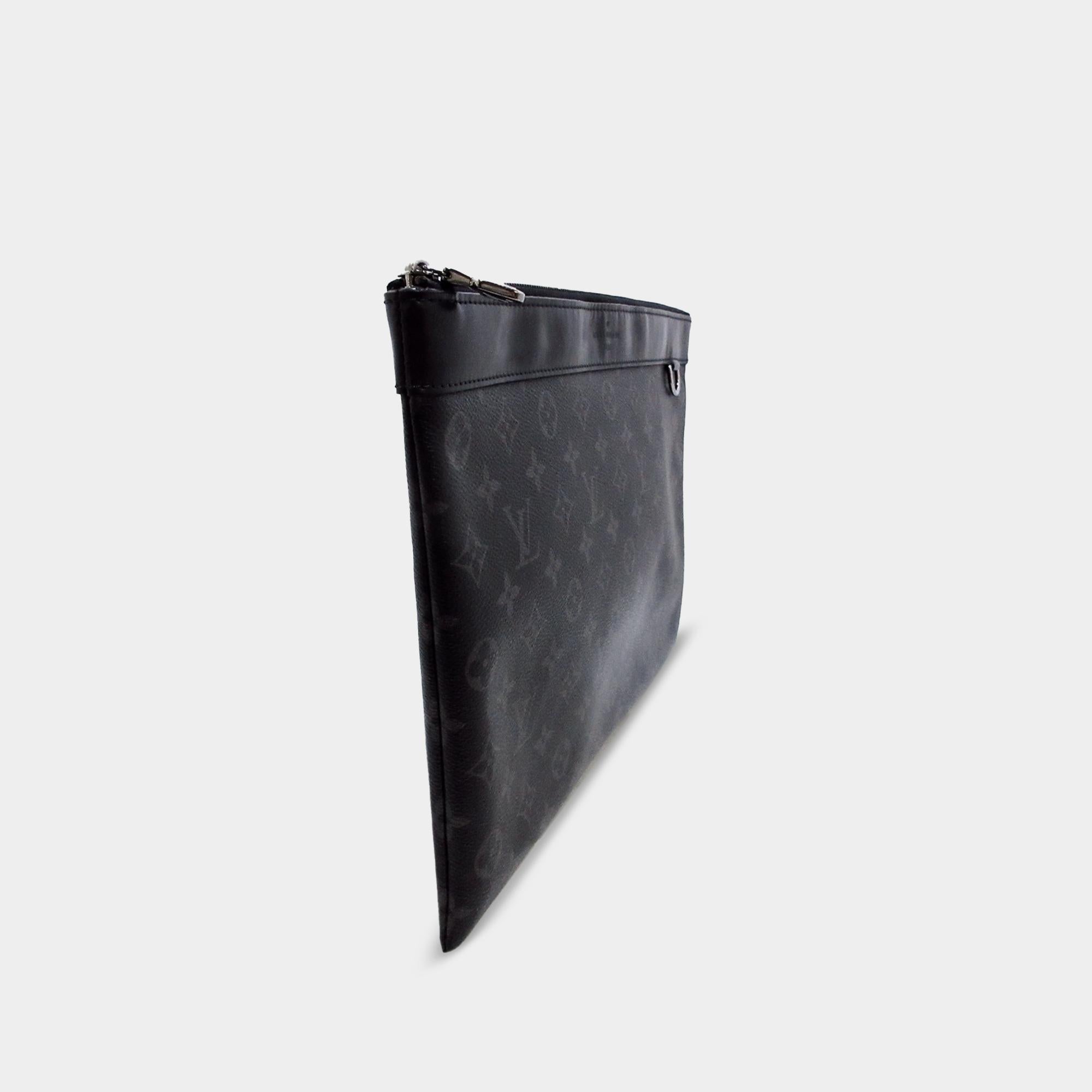 Louis Vuitton Monogram Eclipse Discovery Pochette GM (SHG-jm4vmb)