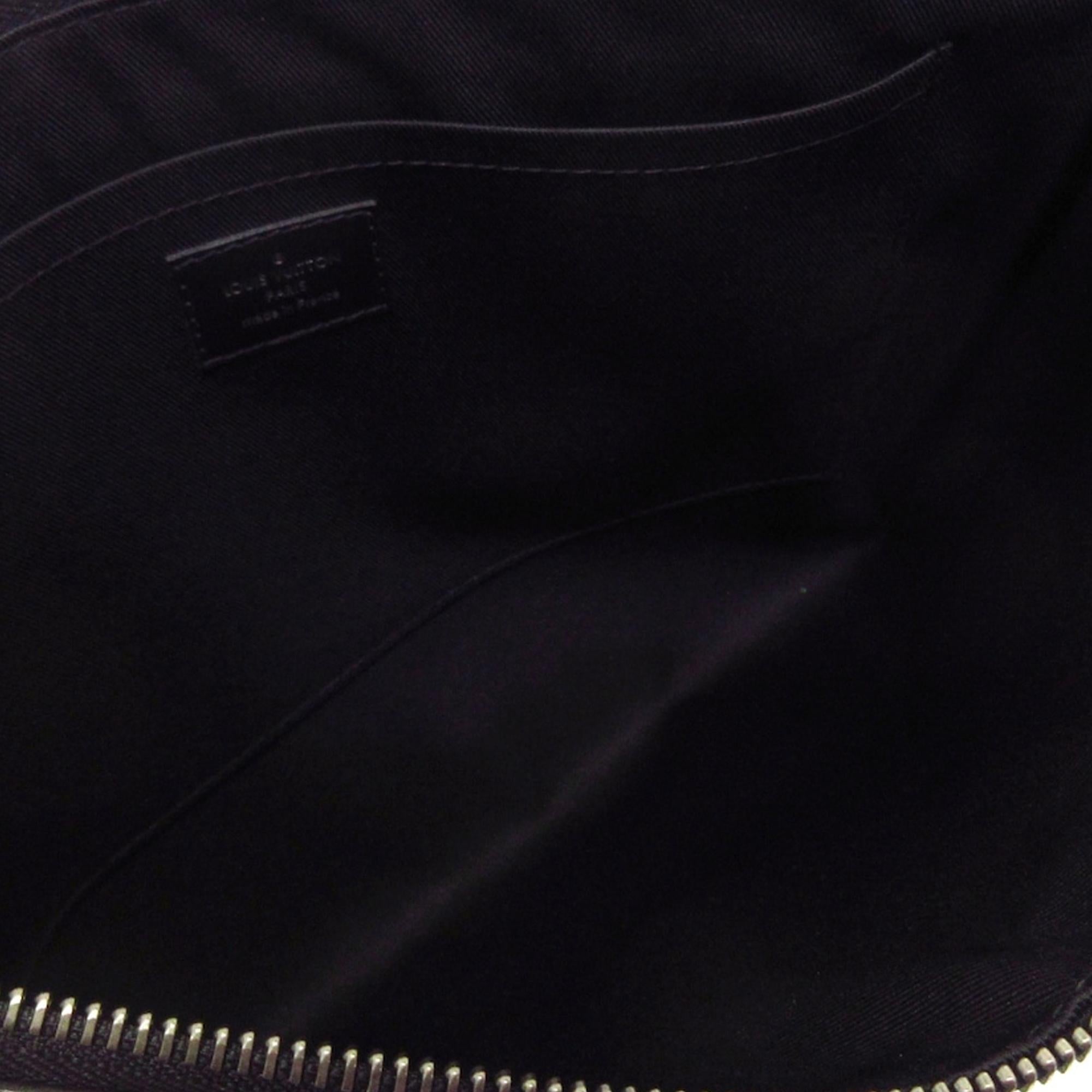 Louis Vuitton Monogram Eclipse Discovery Pochette (SHG-H5M49L)