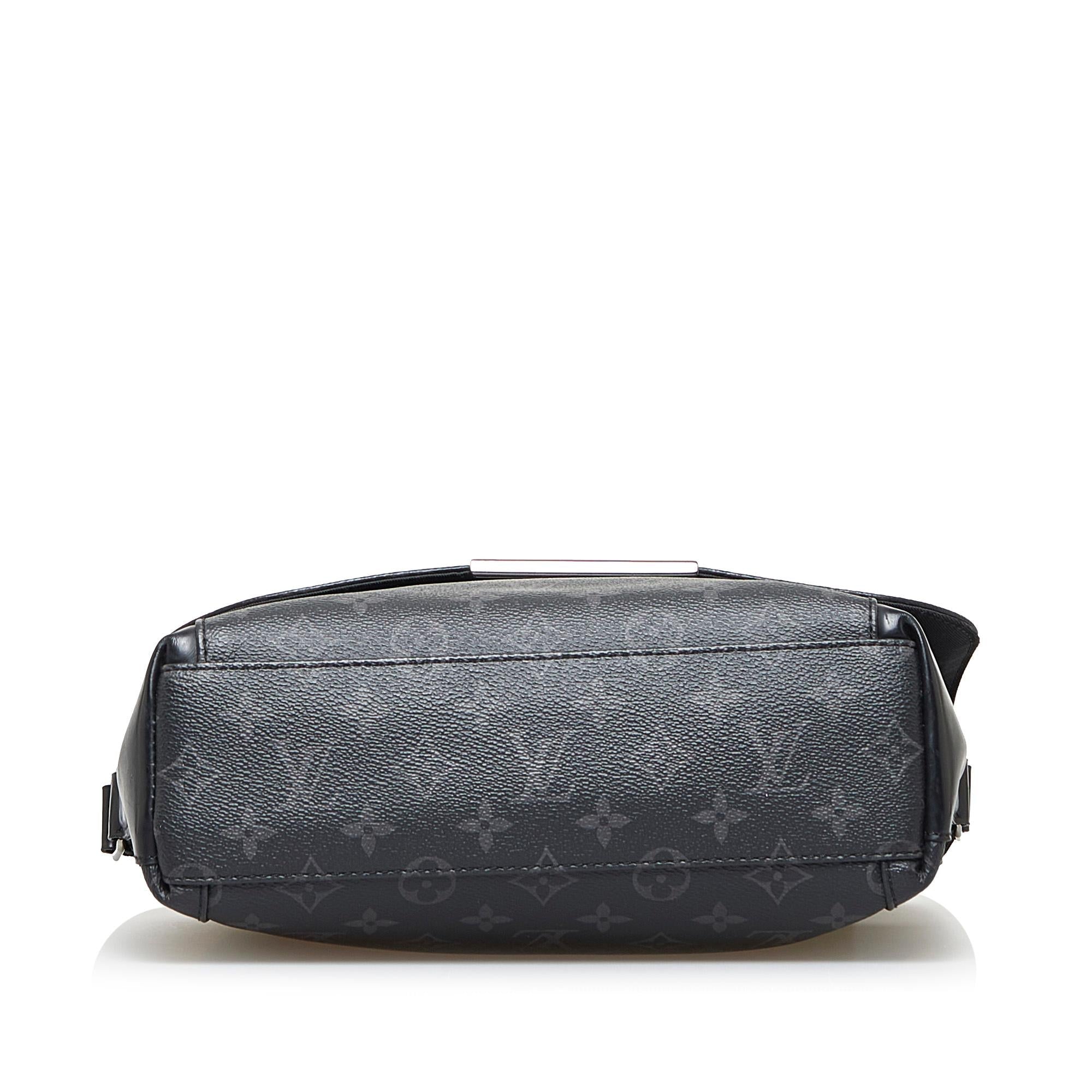 Louis Vuitton Monogram Eclipse Explorer PM (SHG-rAPfvW)