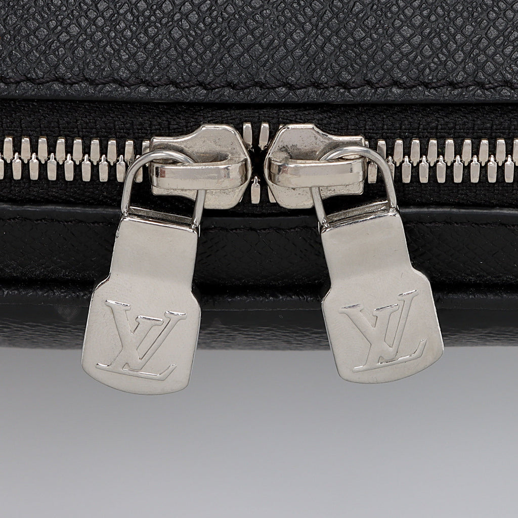 Louis Vuitton Monogram Eclipse Taiga Leather Outdoor Messenger Bag (SHF-yvJahI)