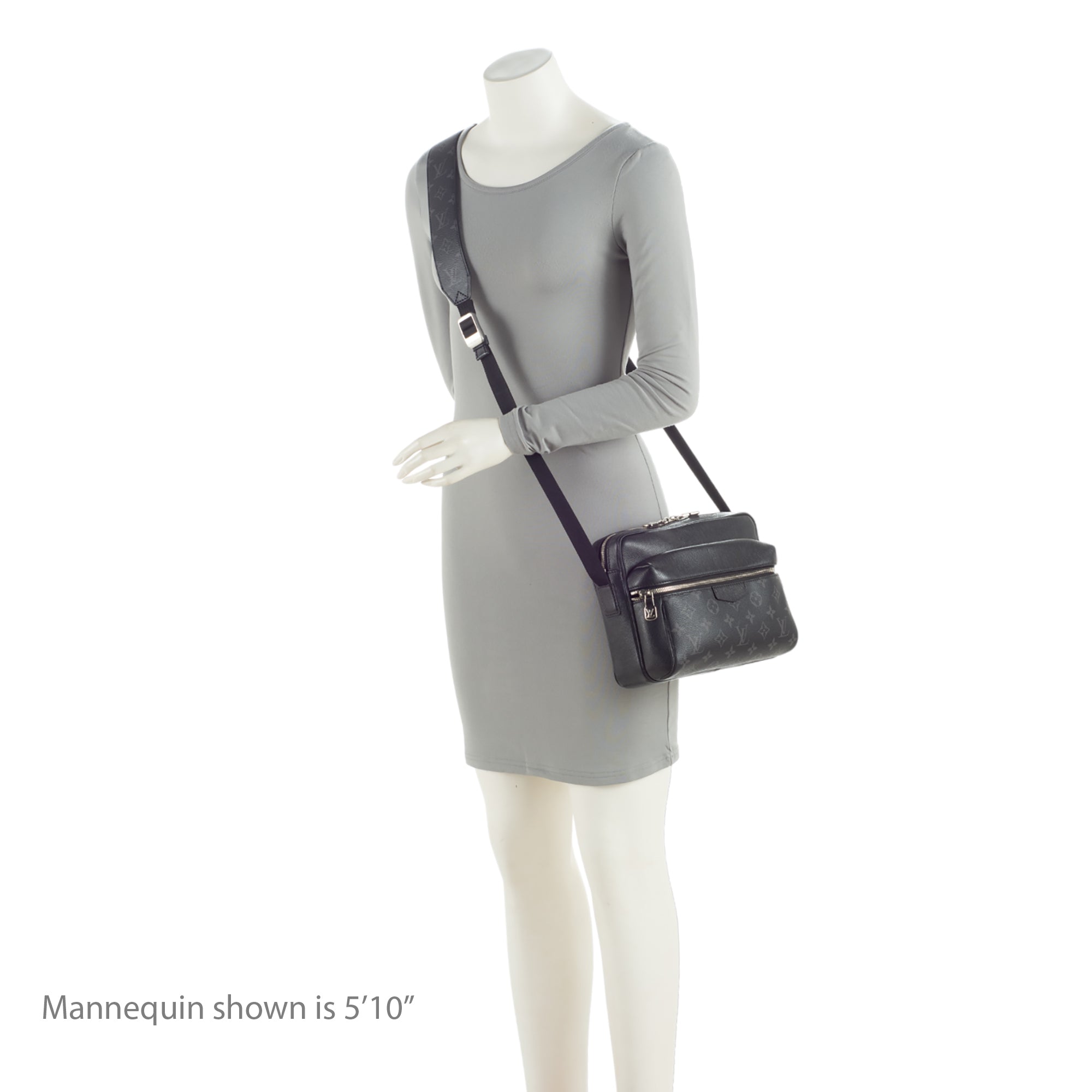 Louis Vuitton Monogram Eclipse Taiga Leather Outdoor Messenger Bag (SHF-yvJahI)