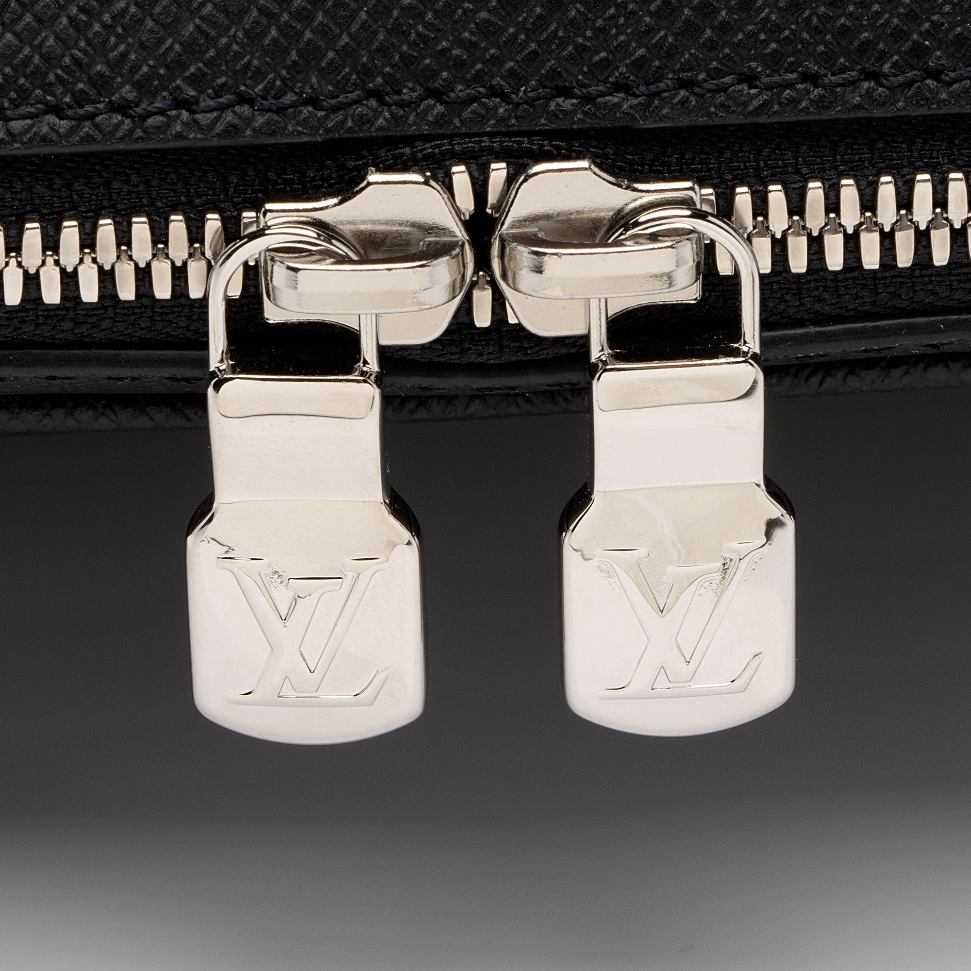 Louis Vuitton Monogram Eclipse Taiga Leather Outdoor Messenger Bag (SHF-UR0YAs)