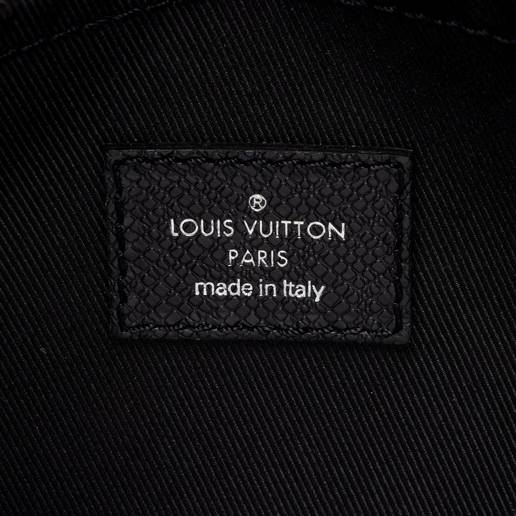 Louis Vuitton Monogram Eclipse Taiga Leather Outdoor Messenger Bag (SHF-UR0YAs)