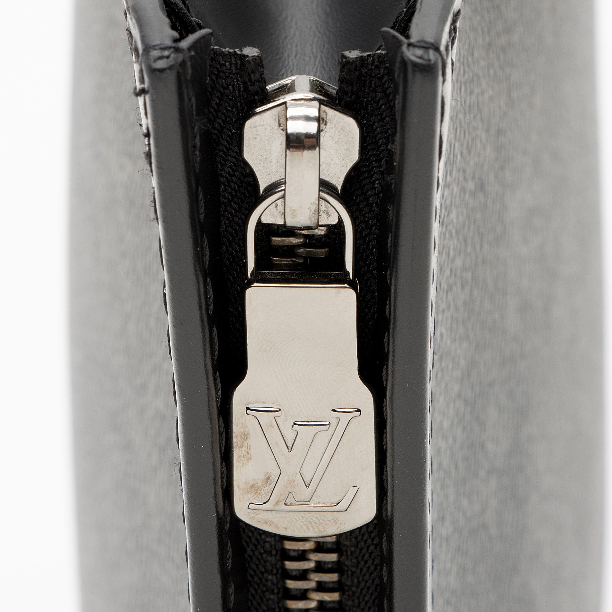 Louis Vuitton Monogram Eclipse Voyage MM Pochette (SHF-naXUvB)