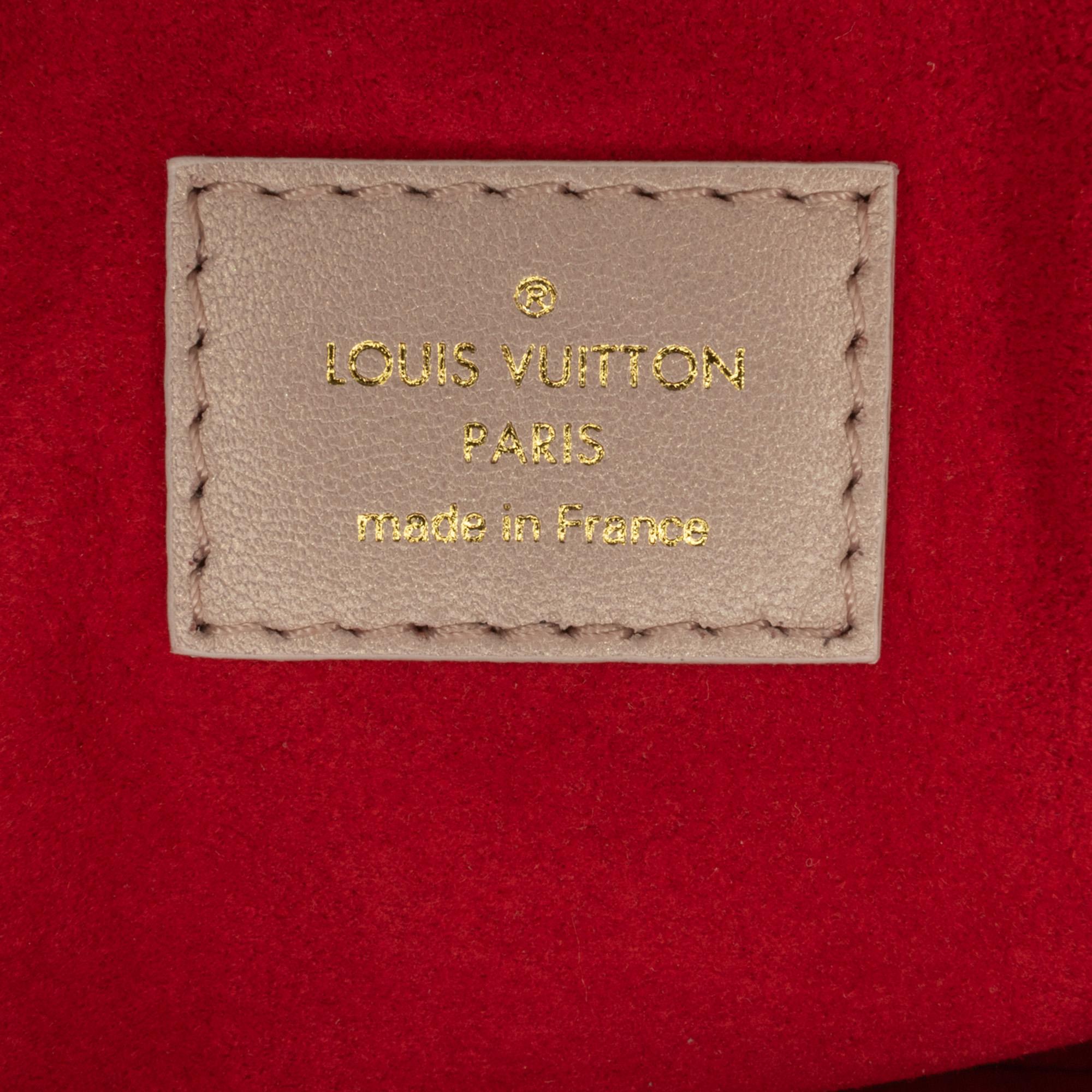 Louis Vuitton Monogram Fall In Love Coussin PM (SHG-5C5qm1)
