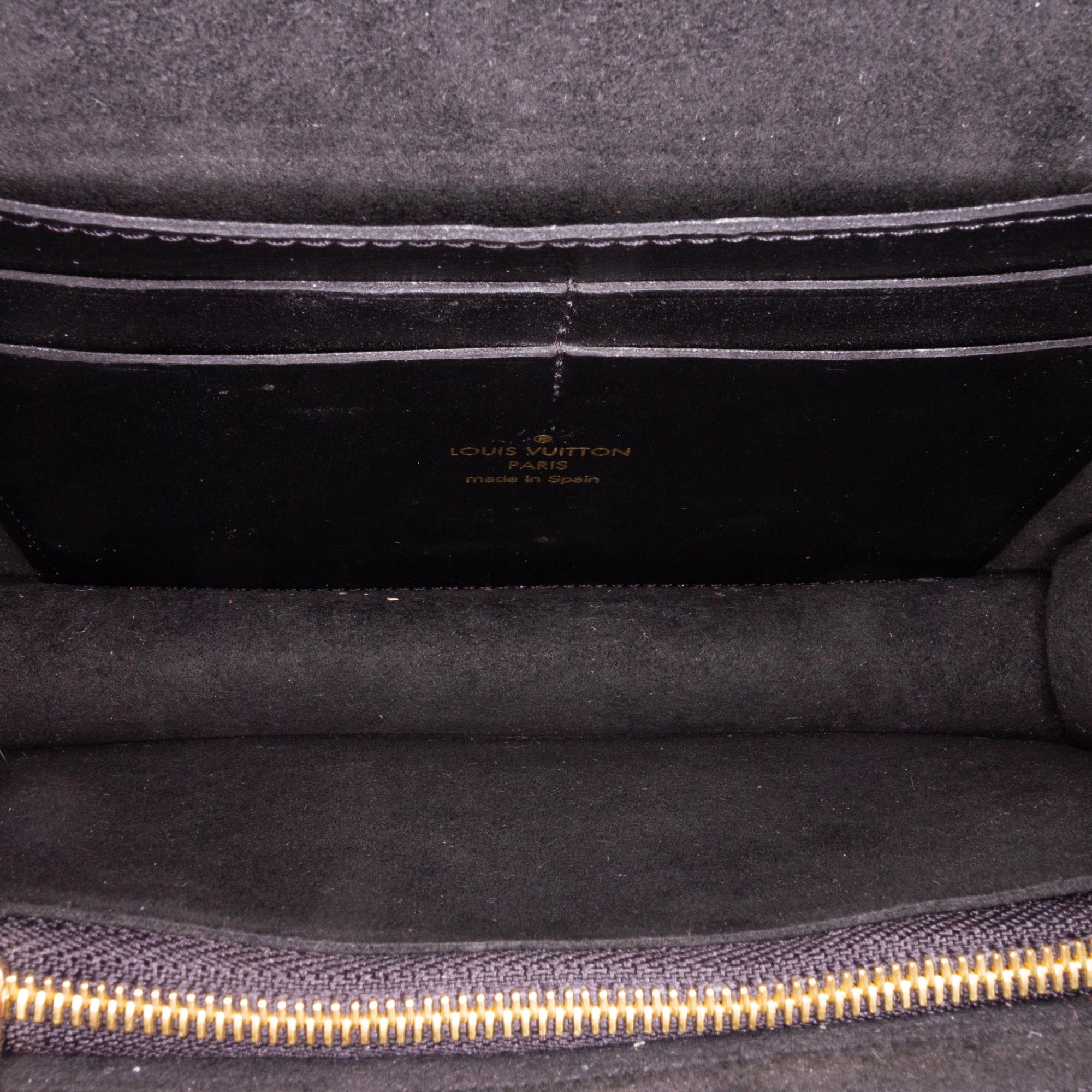 Louis Vuitton Monogram Giant Reverse Dauphine Bumbag (SHG-34448)