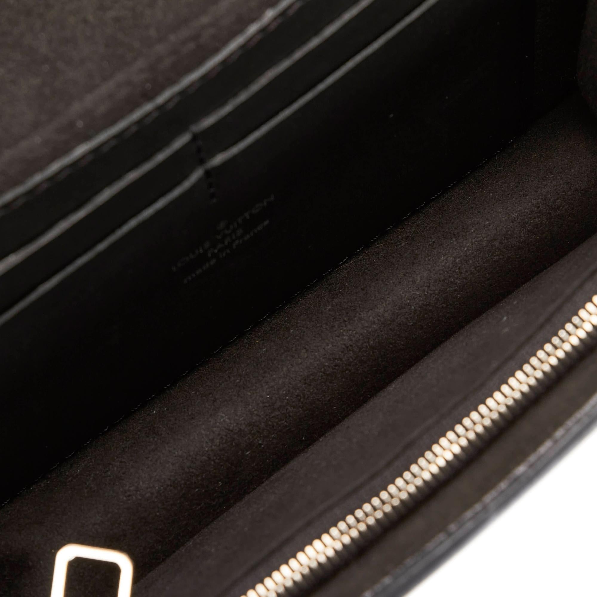 Louis Vuitton Monogram Giant Reverse Dauphine Bumbag (SHG-AHSvLI)
