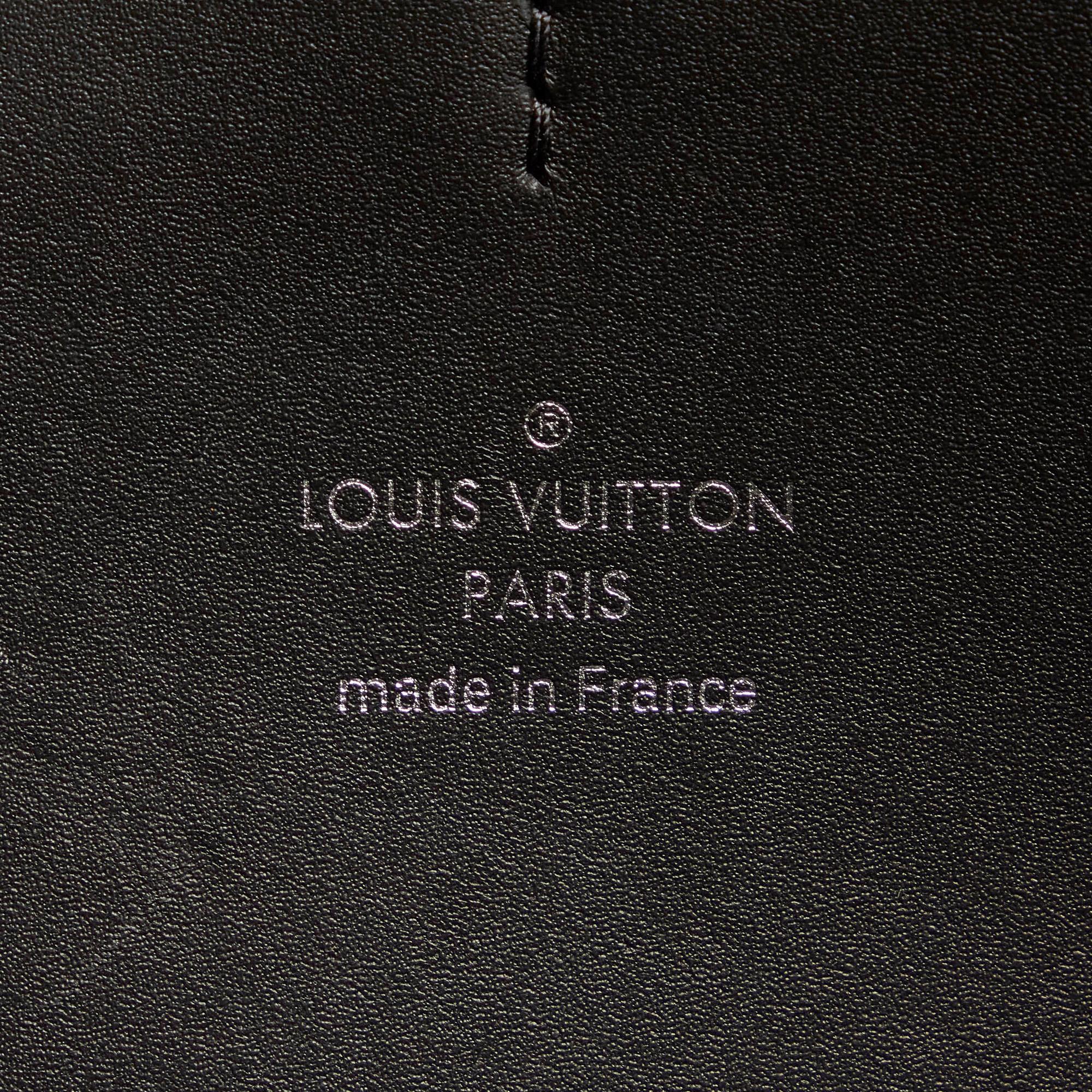 Louis Vuitton Monogram Giant Reverse Dauphine Bumbag (SHG-AHSvLI)