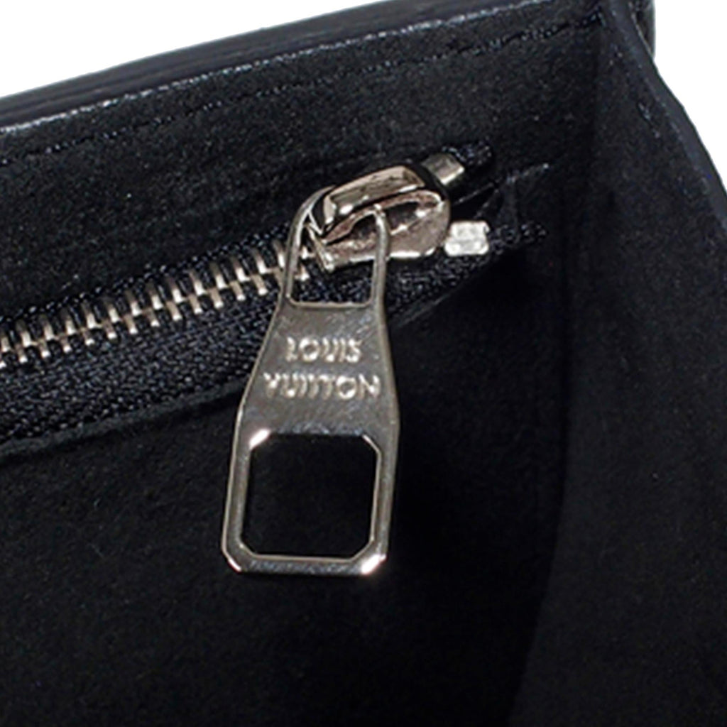 Louis Vuitton Monogram Giant Reverse Dauphine Bumbag (SHG-AHSvLI)