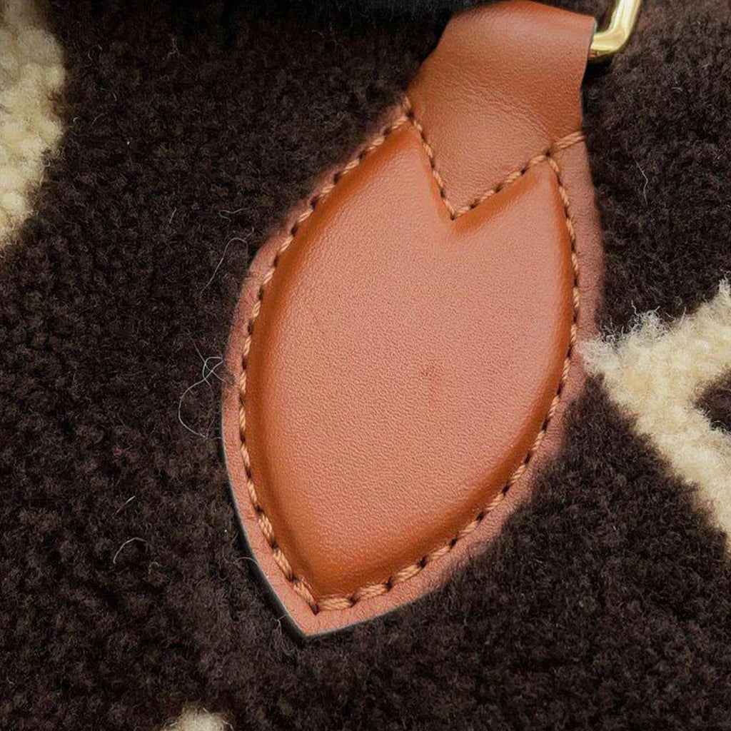 Louis Vuitton Monogram Giant Shearling Teddy Onthego GM (SHG-2cIPmB)