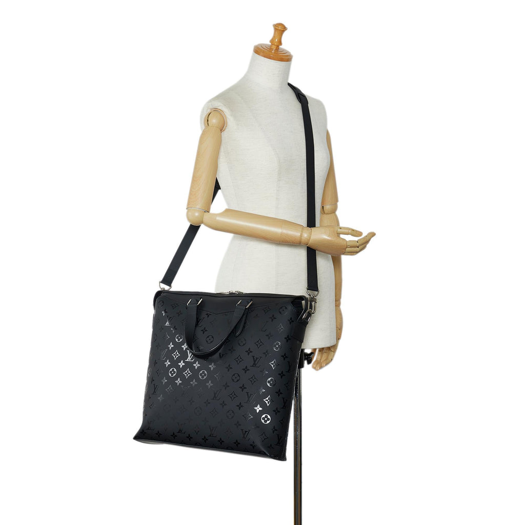 Louis Vuitton Monogram Illusion Explorer Tote (SHG-yK2cw7)