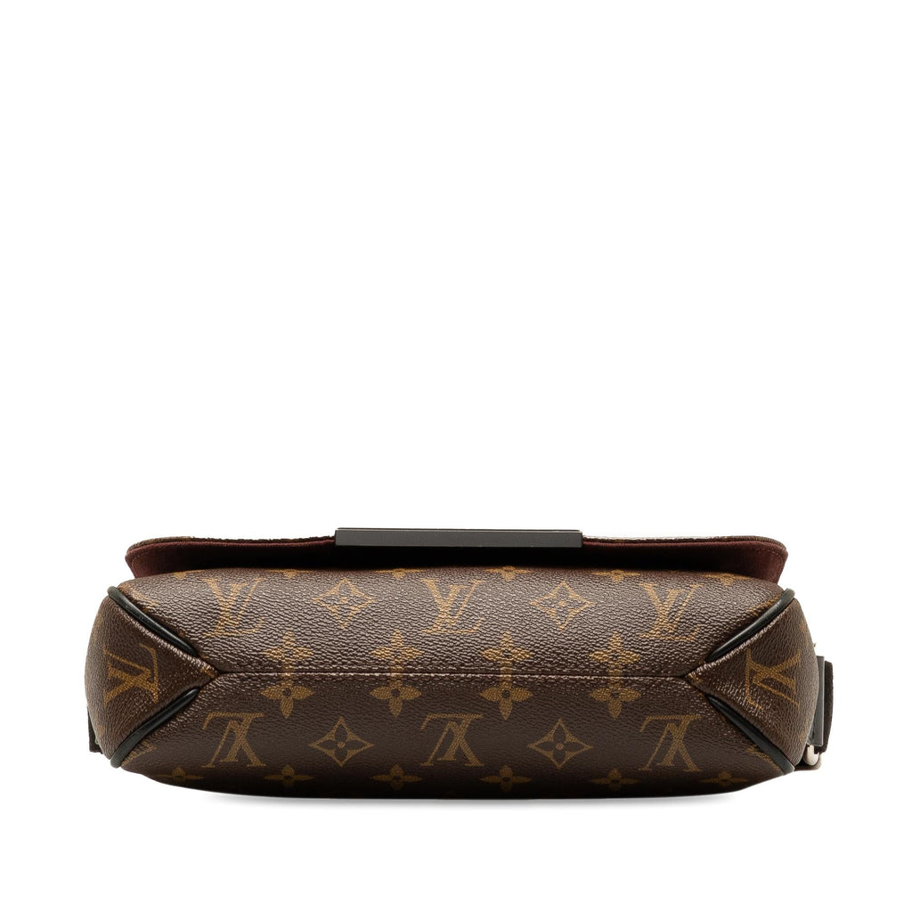 Louis Vuitton Monogram Macassar District PM (SHG-rmjoyV)