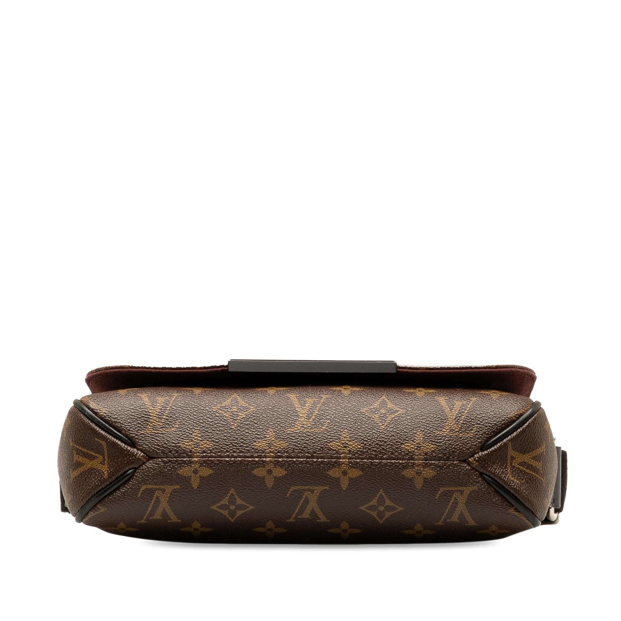 Louis Vuitton Monogram Macassar District PM (SHG-rmjoyV)