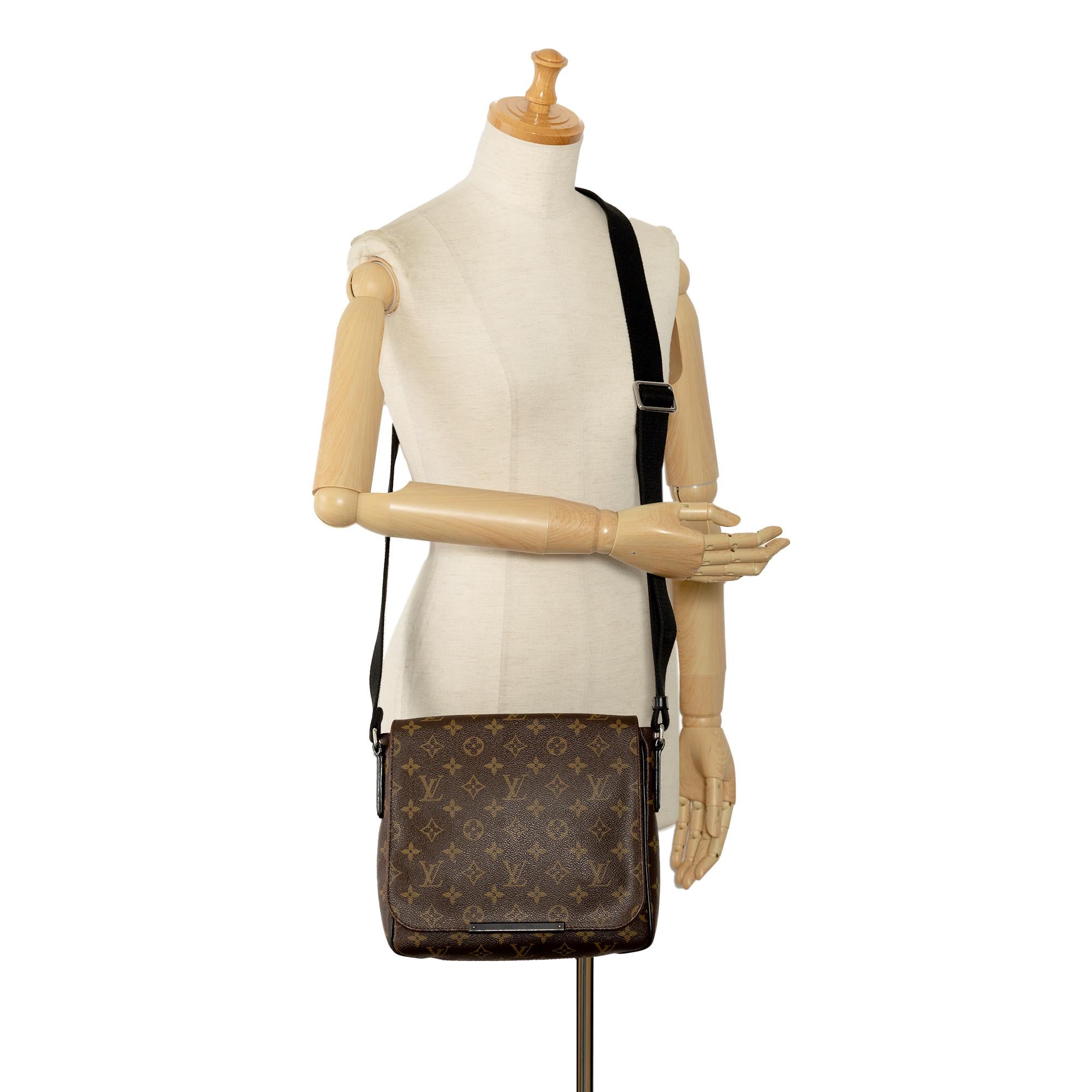 Louis Vuitton Monogram Macassar District PM (SHG-rmjoyV)