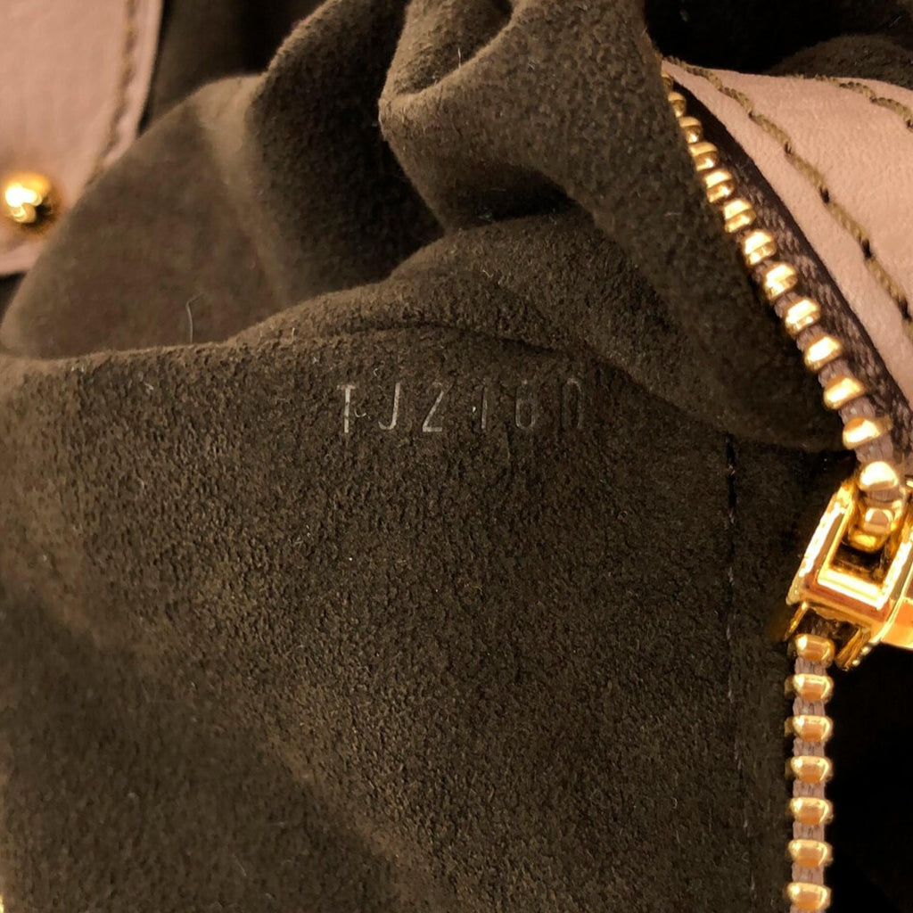 Louis Vuitton Monogram Mahina L Hobo (SHG-mHEWzq)