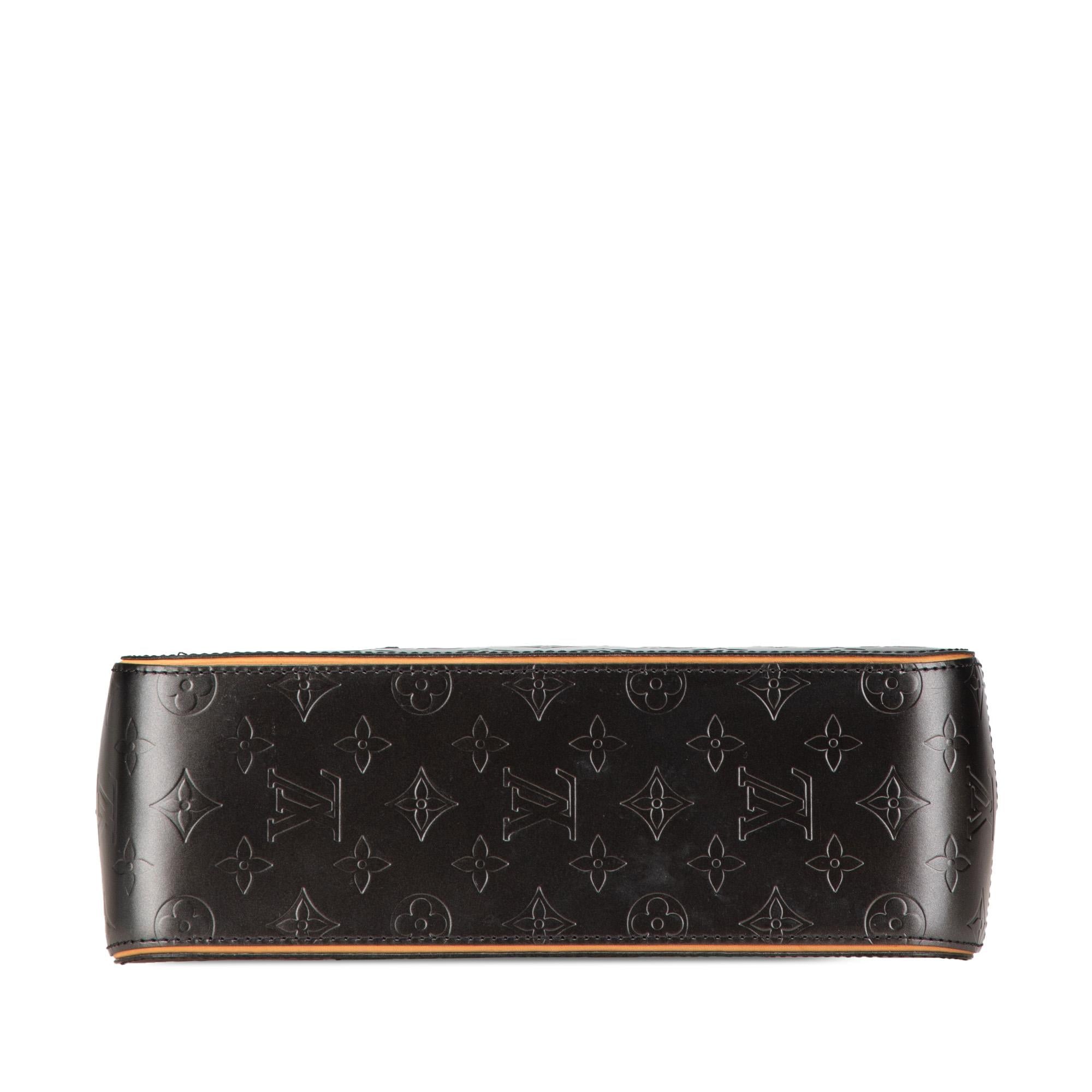 Louis Vuitton Monogram Mat Shelton (SHG-dE5A3H)