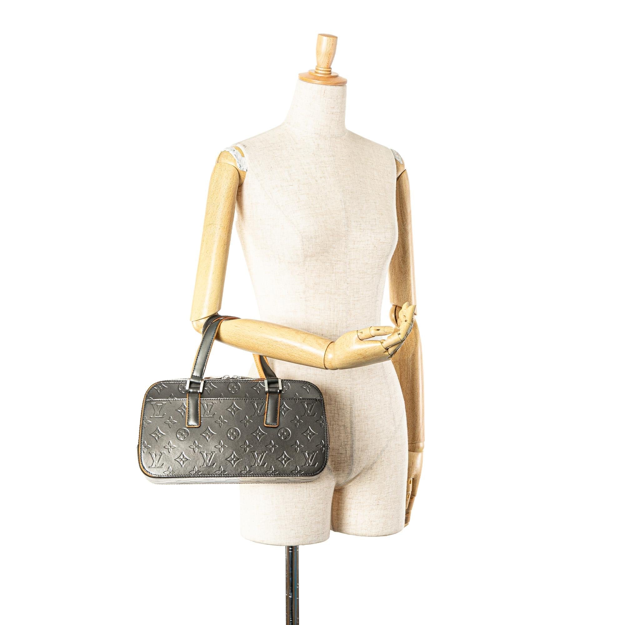 Louis Vuitton Monogram Mat Shelton (SHG-dE5A3H)