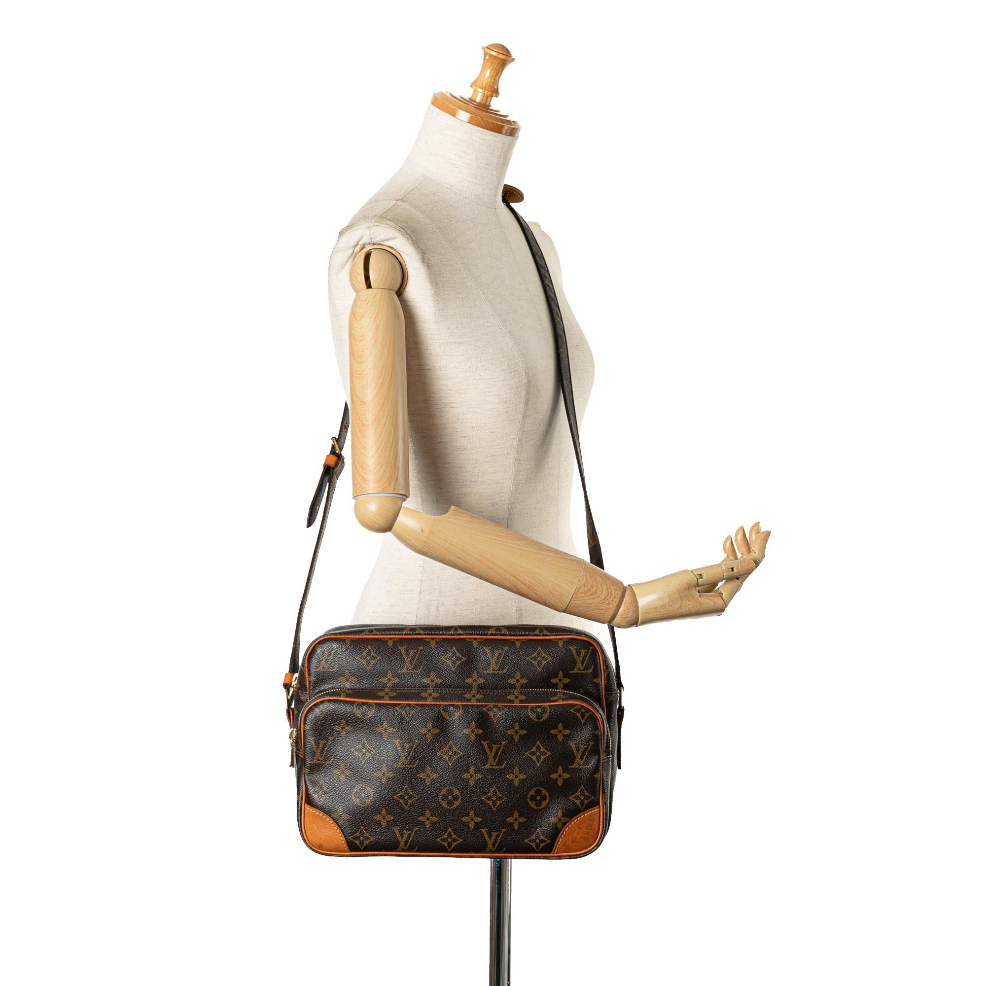 Louis Vuitton Monogram Nil Crossbody Bag (SHG-ffeWhi)