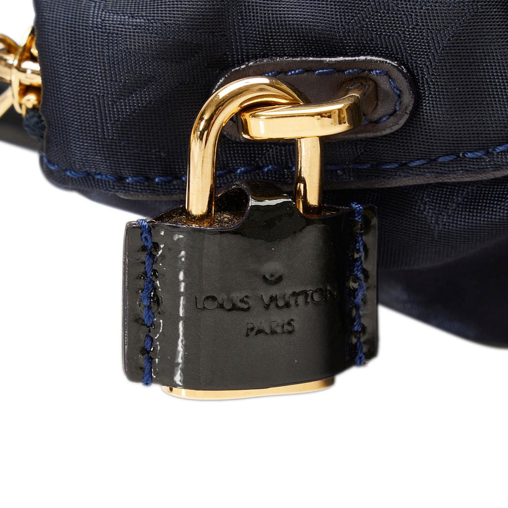Louis Vuitton Monogram Nylon Desire Lockit Vertical MM (SHG-Yrhdgz)