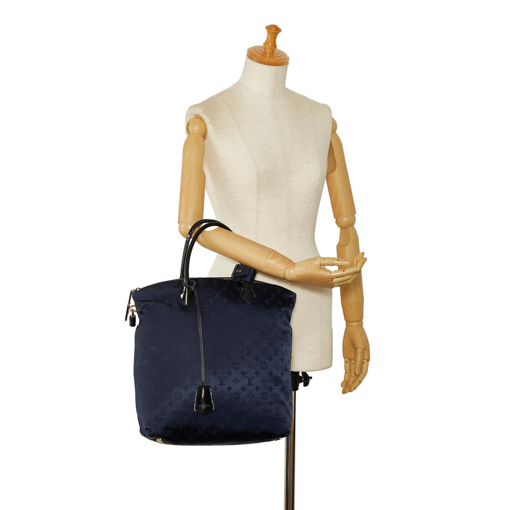 Louis Vuitton Monogram Nylon Desire Lockit Vertical MM (SHG-Yrhdgz)