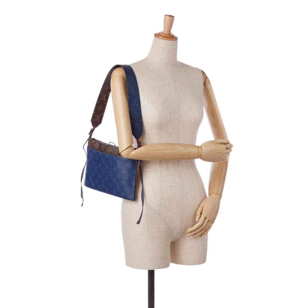 Louis Vuitton Monogram Pacific Outdoor Pouch (SHG-xVf7t5)