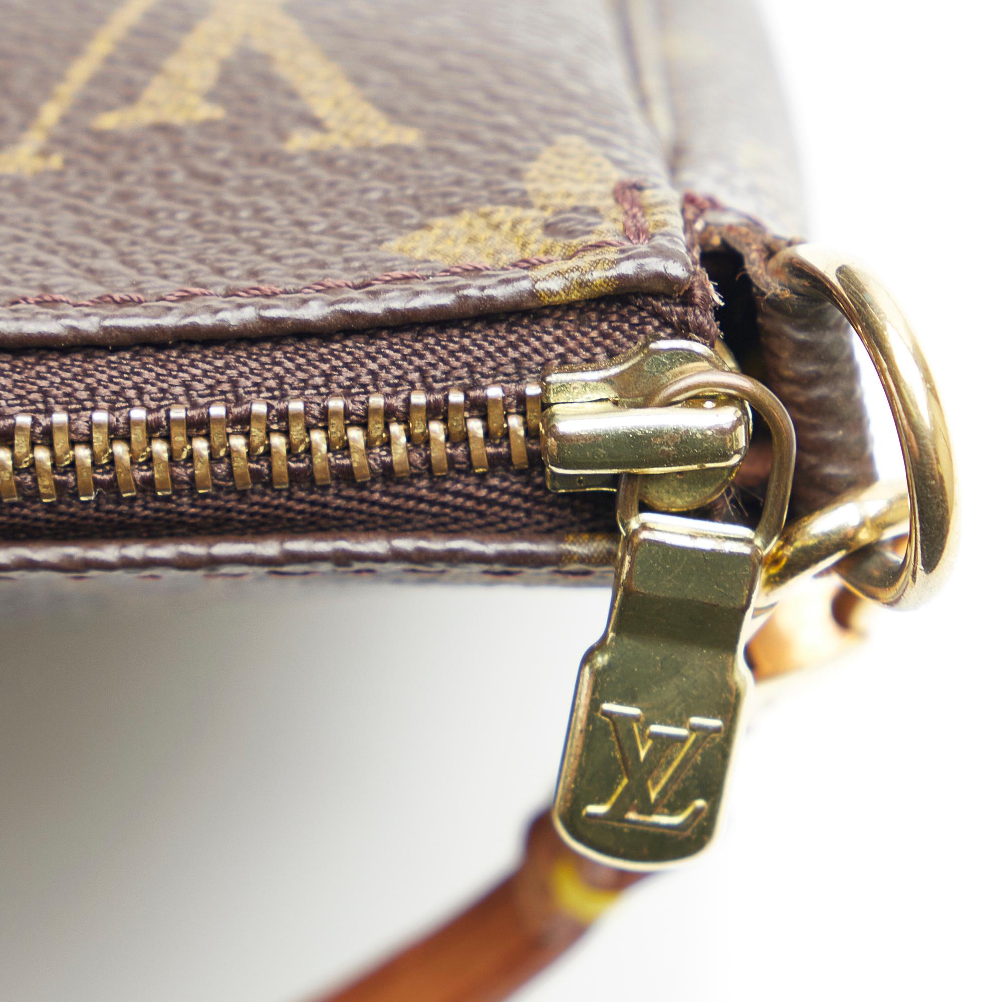 Louis Vuitton Monogram Pochette Accessoires (SHG-qmBqHL)