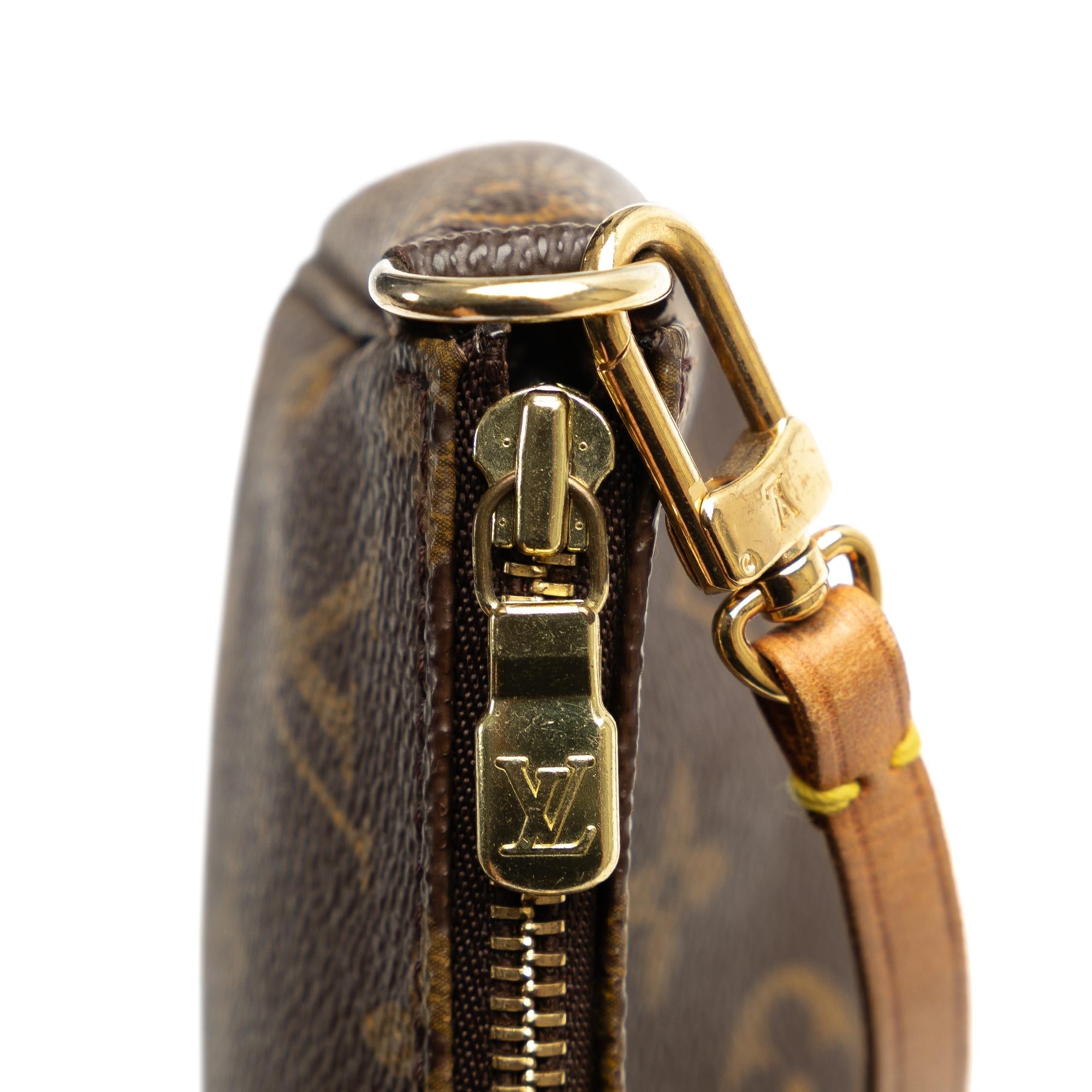 Louis Vuitton Monogram Pochette Accessoires (SHG-PF6APR)
