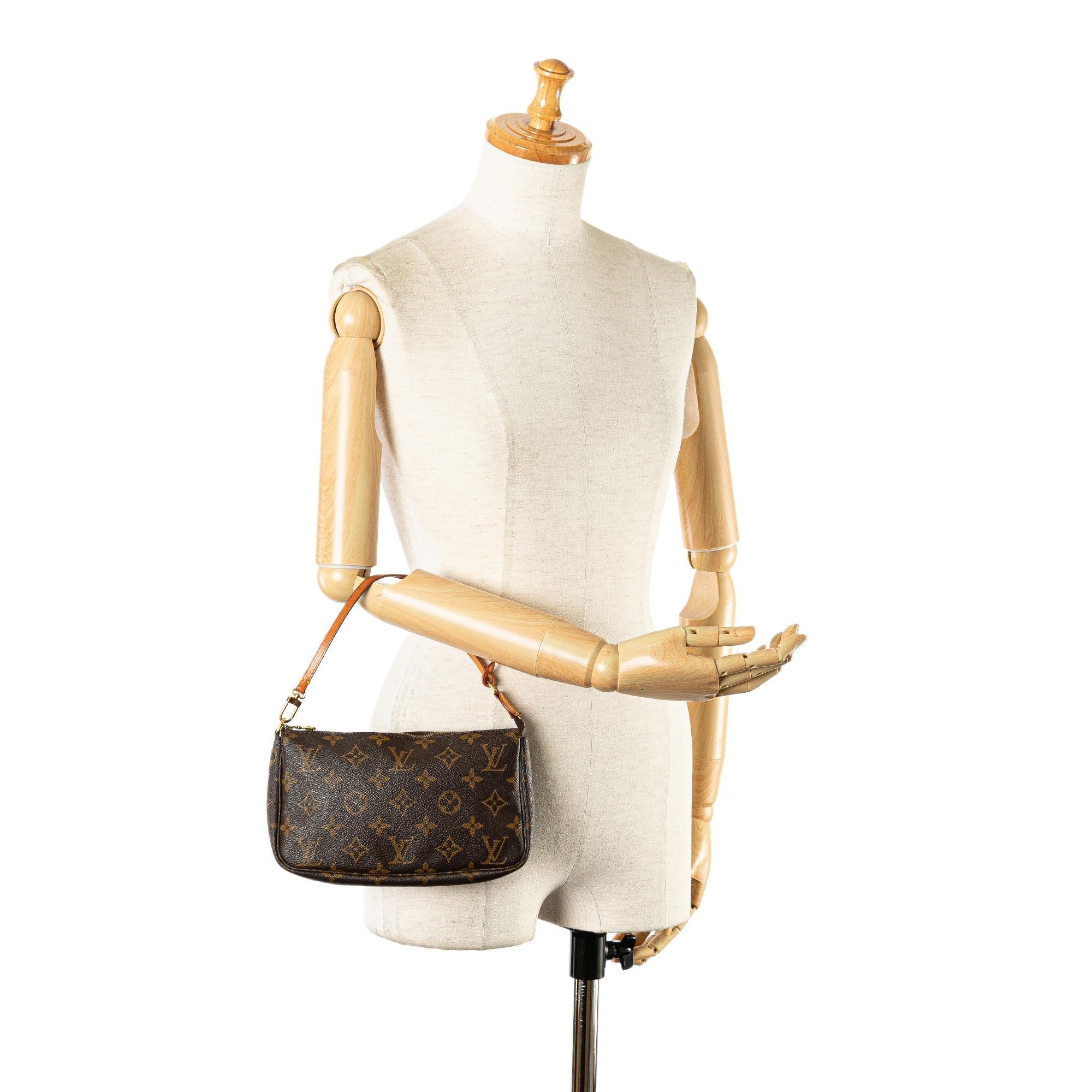 Louis Vuitton Monogram Pochette Accessoires (SHG-MV0FLZ)