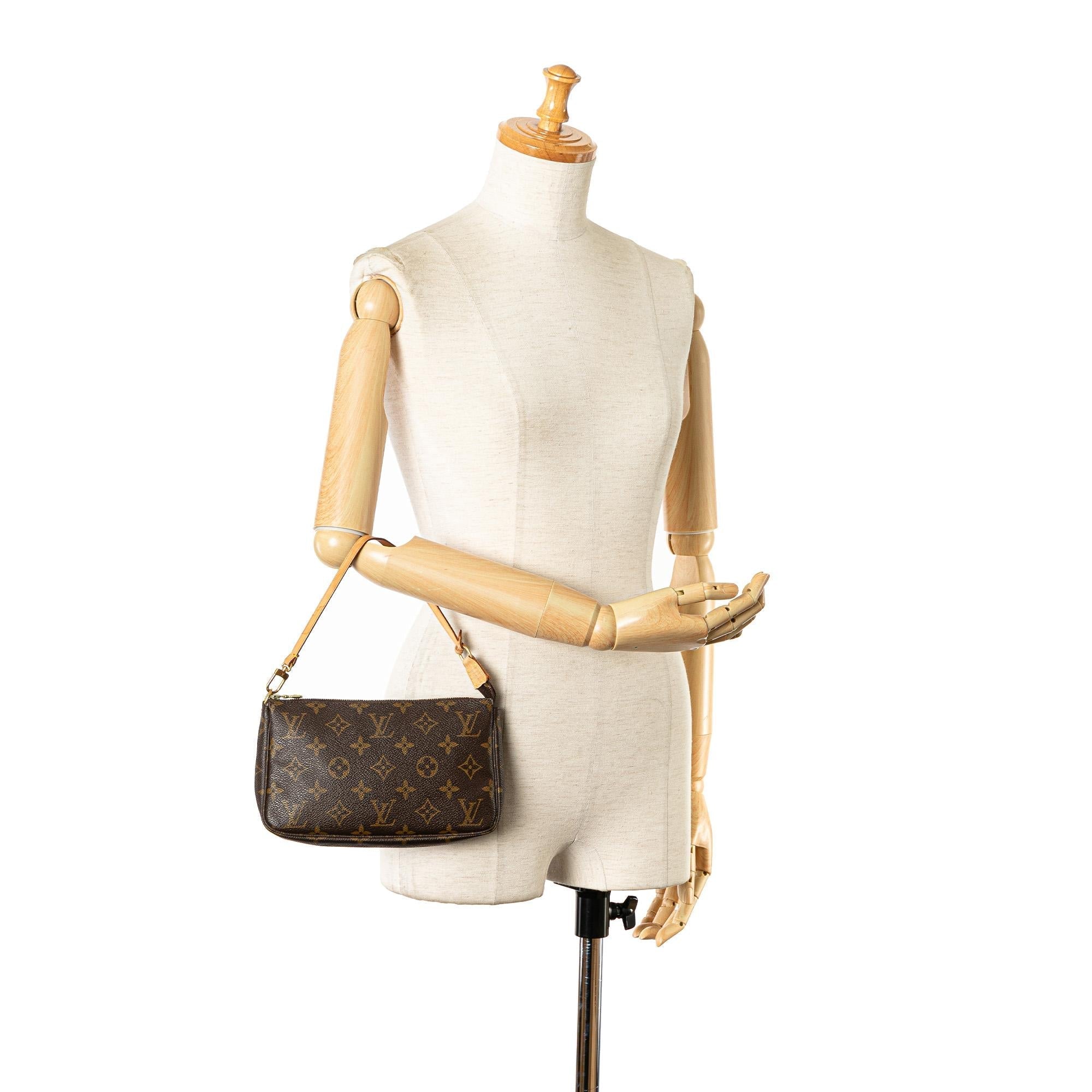 Louis Vuitton Monogram Pochette Accessoires (SHG-dcrLoC)
