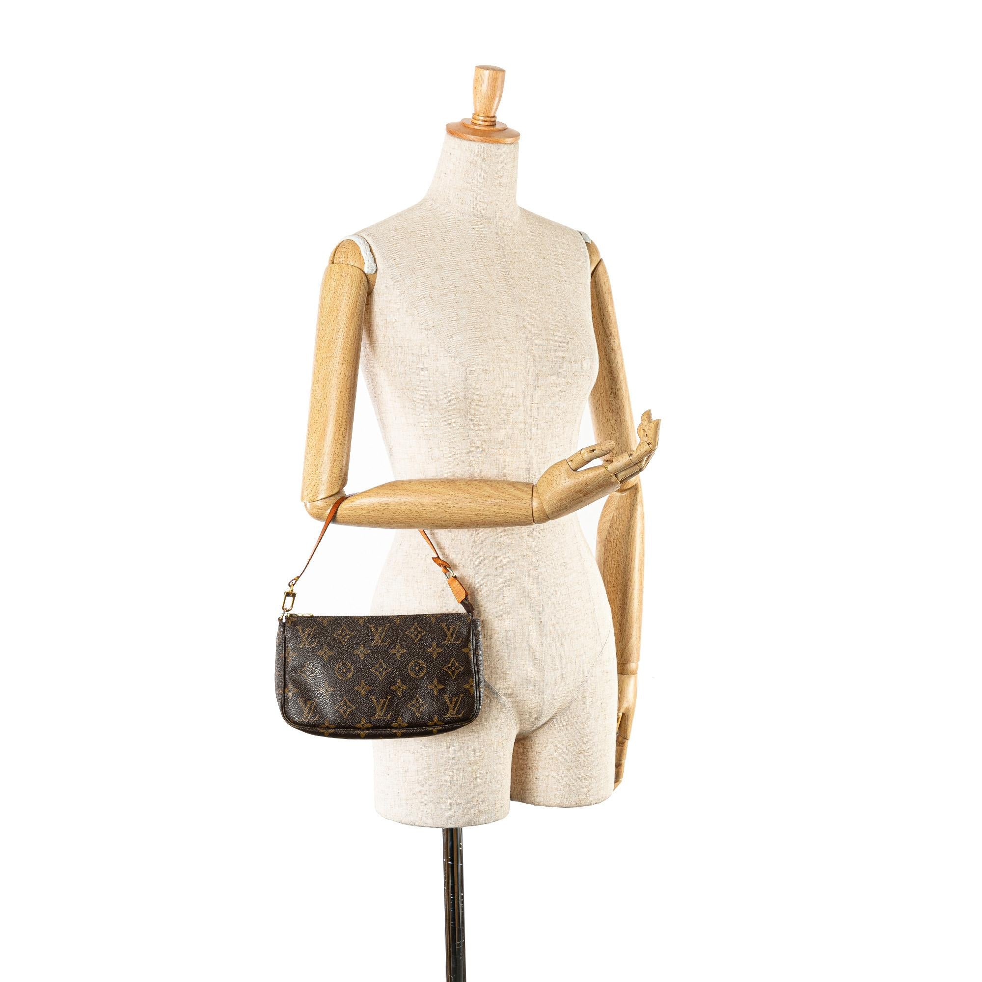 Louis Vuitton Monogram Pochette Accessoires (SHG-ct32UQ)