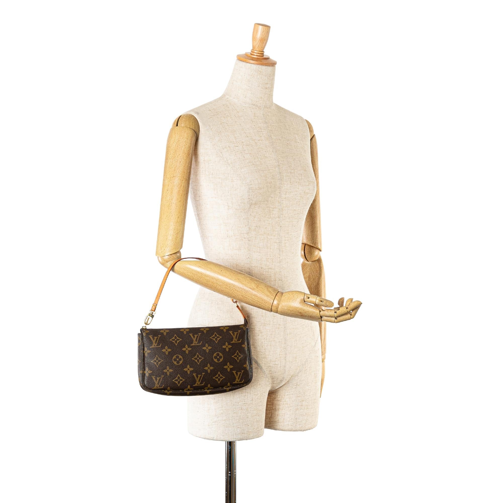 Louis Vuitton Monogram Pochette Accessoires (SHG-oC31Wh)