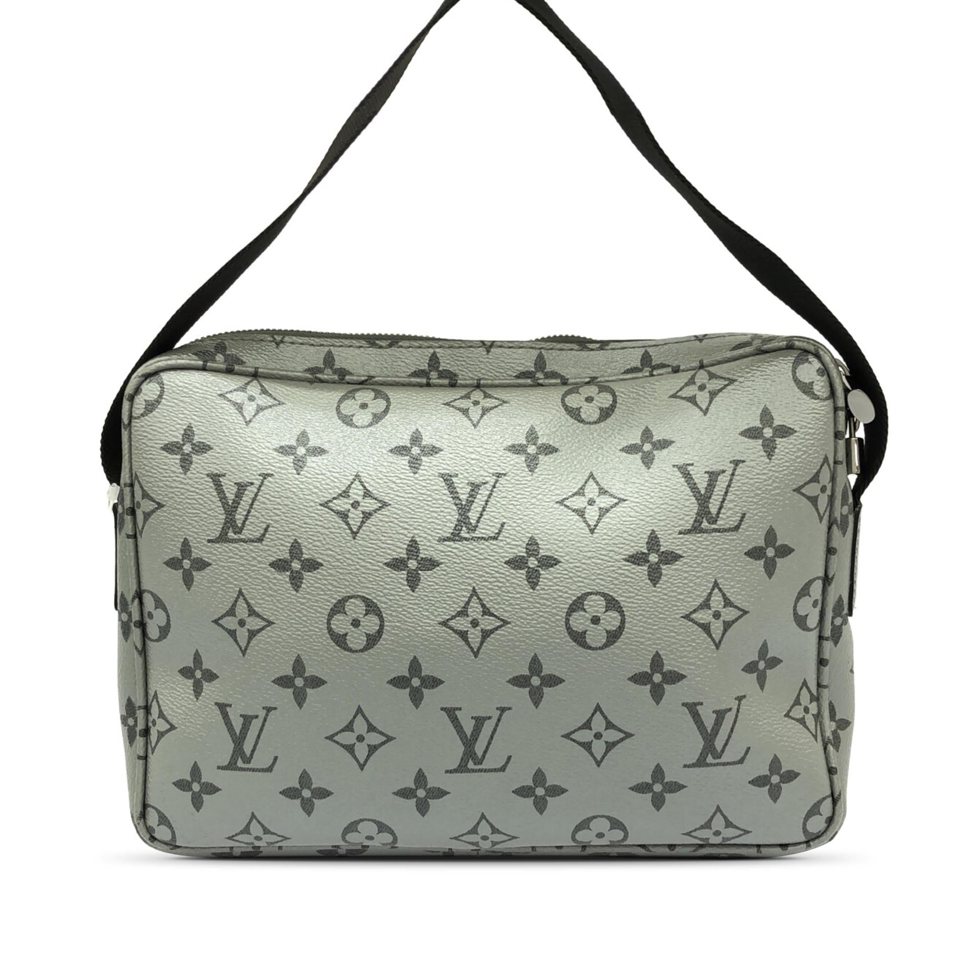 Louis Vuitton Monogram Reflect Outdoor Messenger PM (SHG-QntoSq)