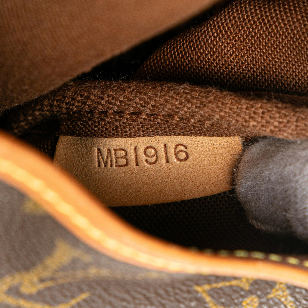 Louis Vuitton Monogram Saumur 30 (SHG-GUayW1)