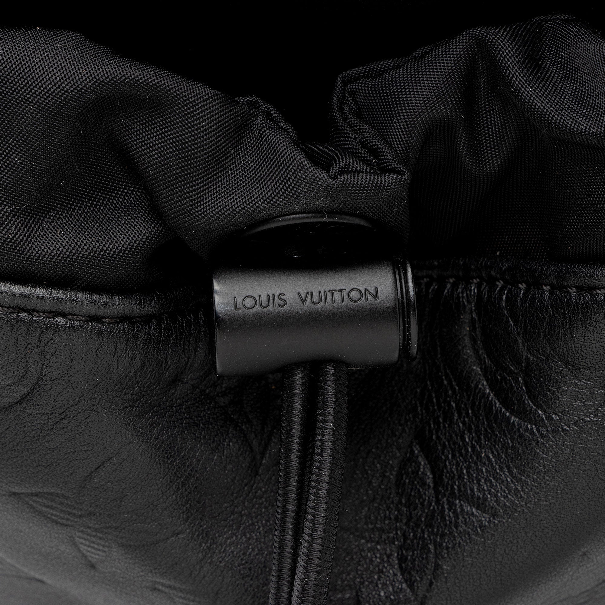 Louis Vuitton Monogram Shadow Discovery Backpack (SHF-f64Uph)