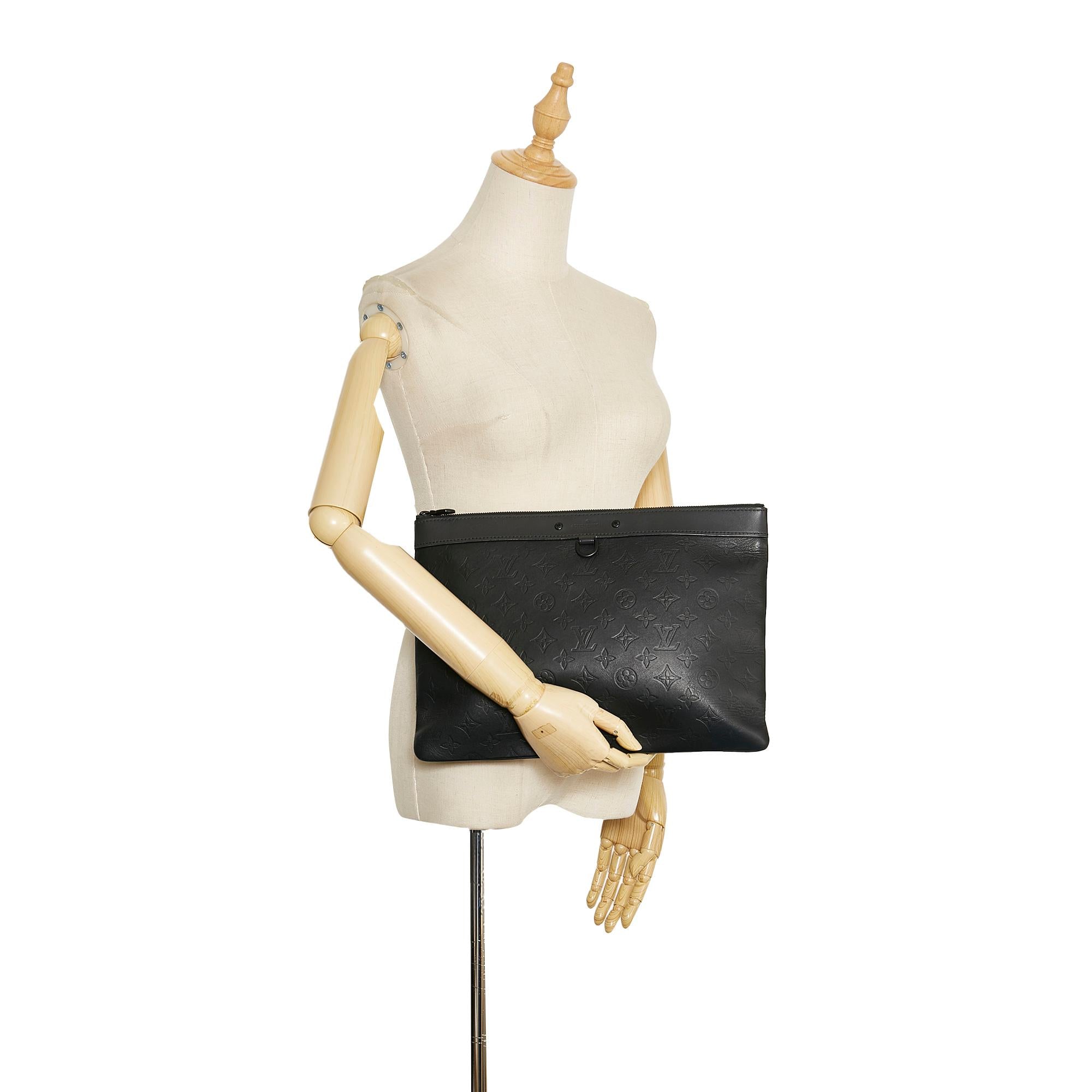 Louis Vuitton Monogram Shadow Discovery Pochette (SHG-rQKxIP)