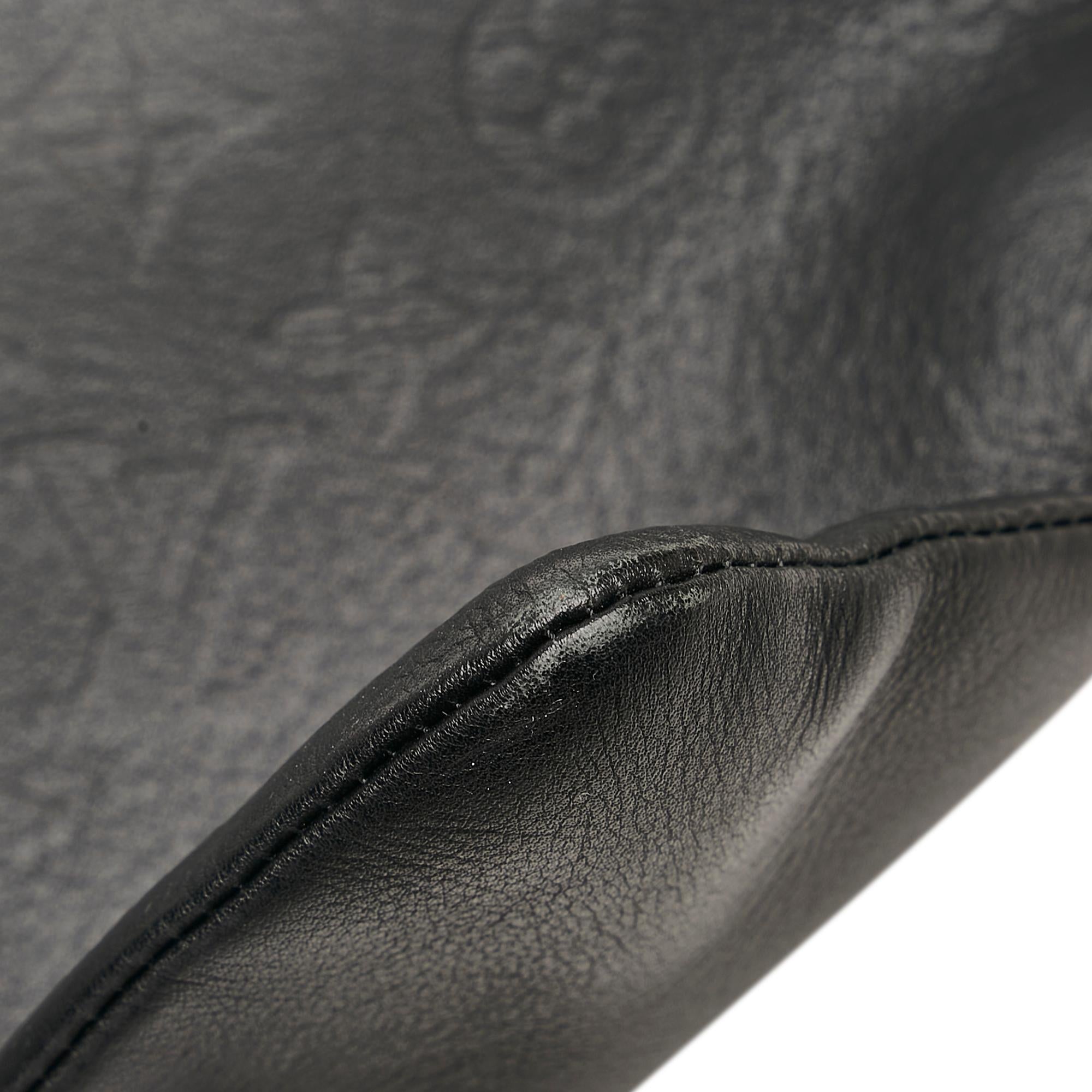 Louis Vuitton Monogram Shadow Discovery Pochette (SHG-PIL5TQ)