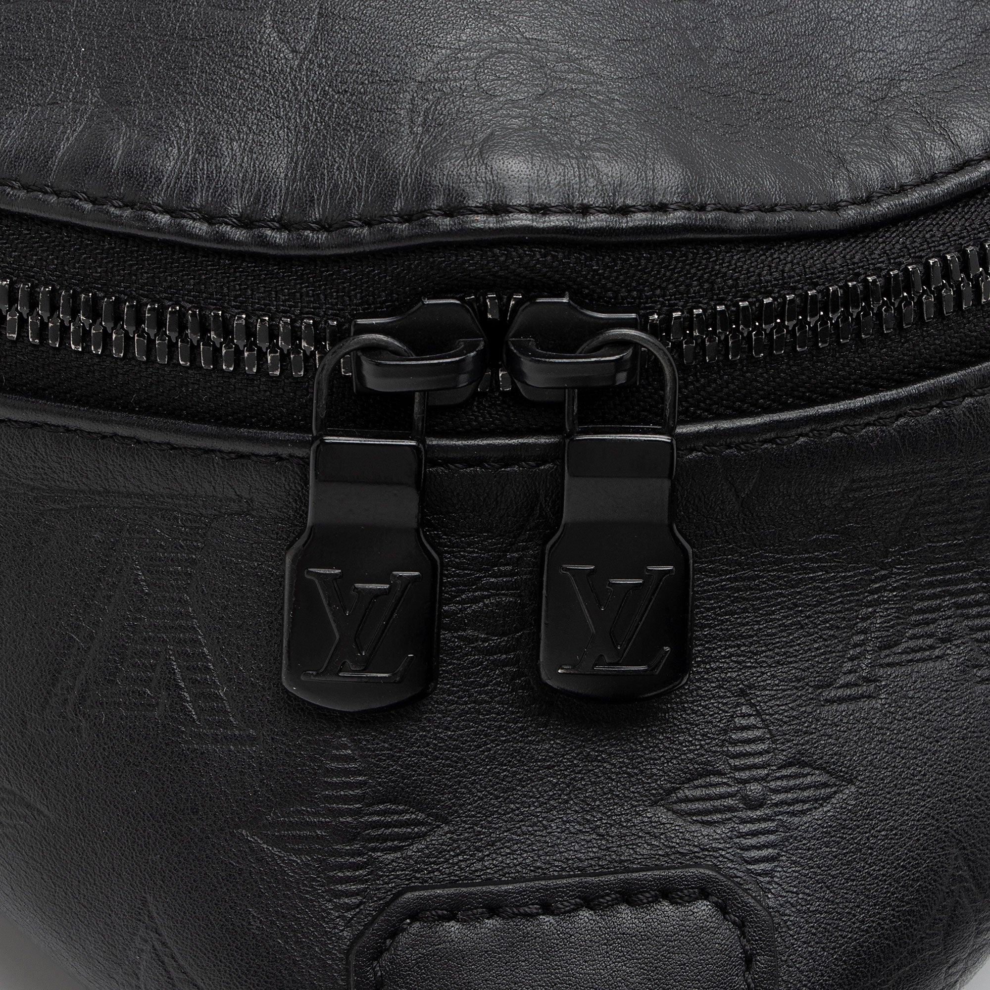 Louis Vuitton Monogram Shadow Racer Sling Bag (SHF-jfYZX4)